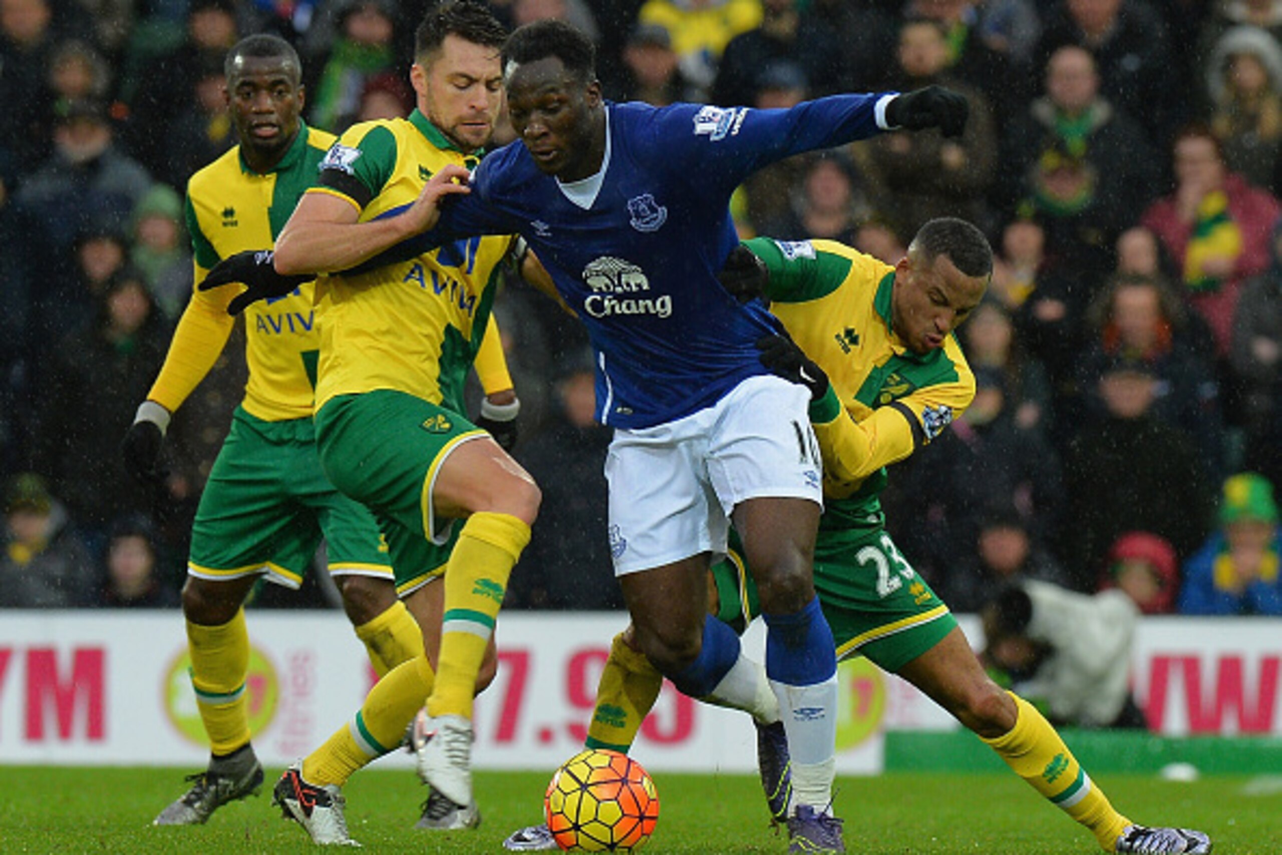 NORWICH, ENGLAND - DECEMBER 12: Romelu Lukaku of Everton and Russel Martin of Norwich City compete for the ball during the Barclays Premier League match between Norwich City and Everton at Carrow Road on December 12, 2015 in Norwich, United Kingdom.  (Pho