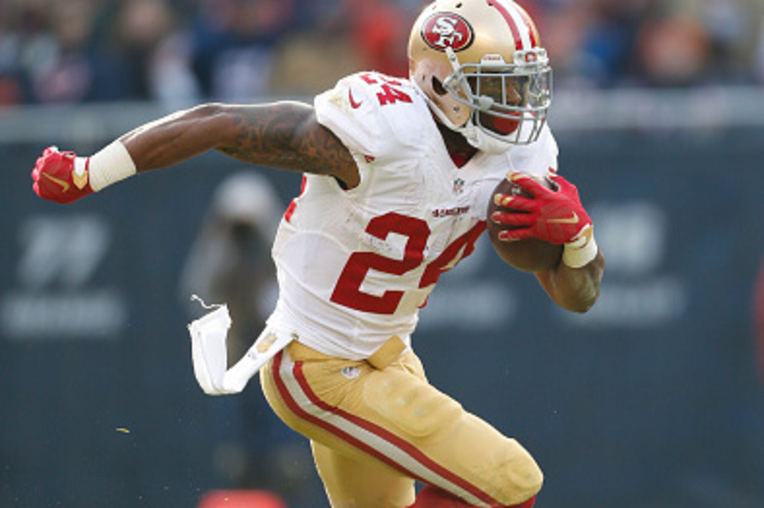 CHICAGO, IL - DECEMBER 6: Shaun Draughn #24 of the San Francisco 49ers rushes during the game against the Chicago Bears at Soldier Field on December 6, 2015 in Chicago, Illinois. The 49ers defeated the Bears 26-20. (Photo by Michael Zagaris/San Francisco 