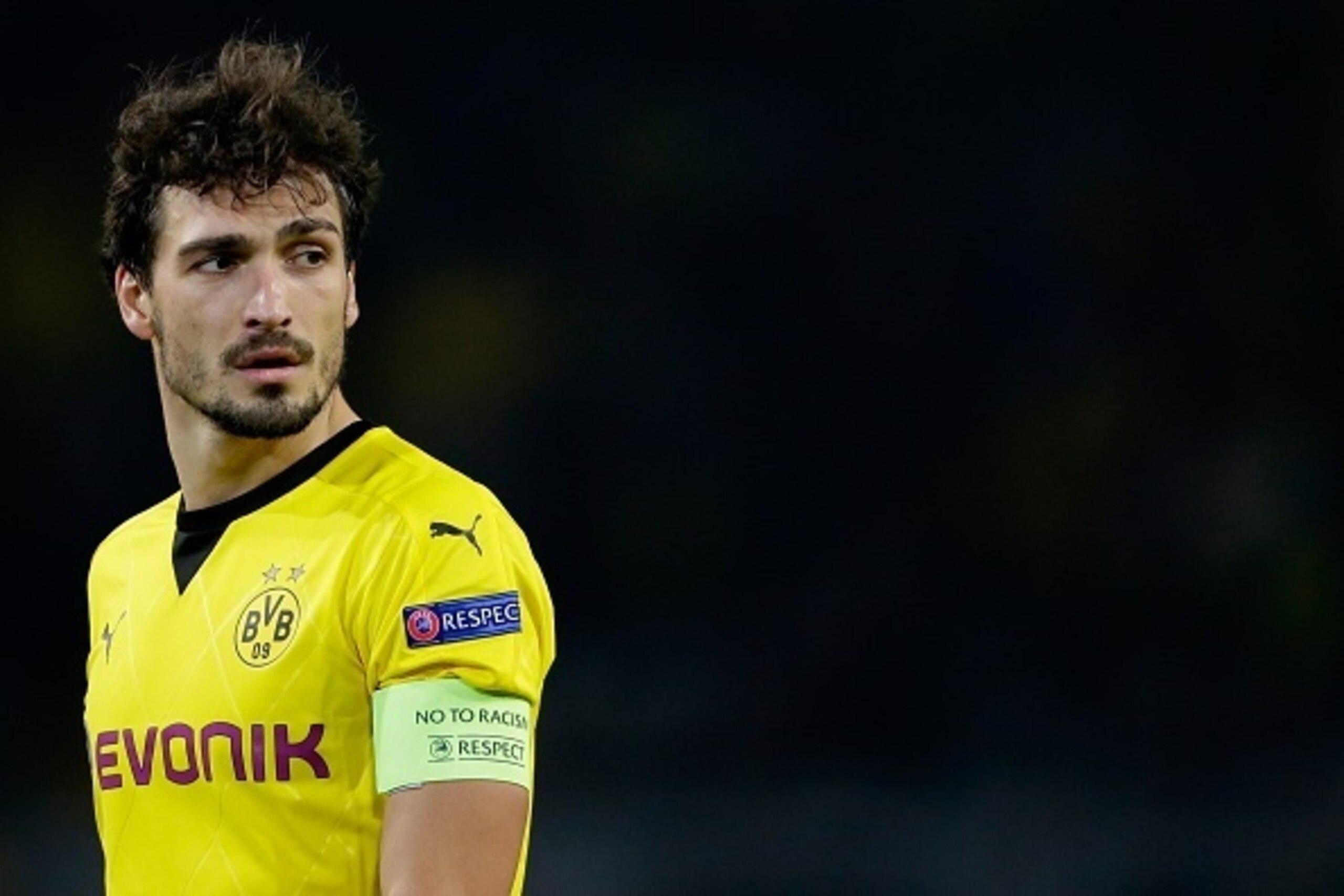 Mats Hummels of Borussia Dortmund during the Europa League group C match between Borussia Dortmund and Qäbälä FK on November 5, 2015 at the Signal Iduna Park stadium in Dortmund, Germany.(Photo by VI Images via Getty Images) Mats Hummels of Borussia Dortmund during the Europa League group C match between Borussia Dortmund and Qäbälä FK on November 5, 2015 at the Signal Iduna Park stadium in Dortmund, Germany.(Photo by VI Images via Getty Images)