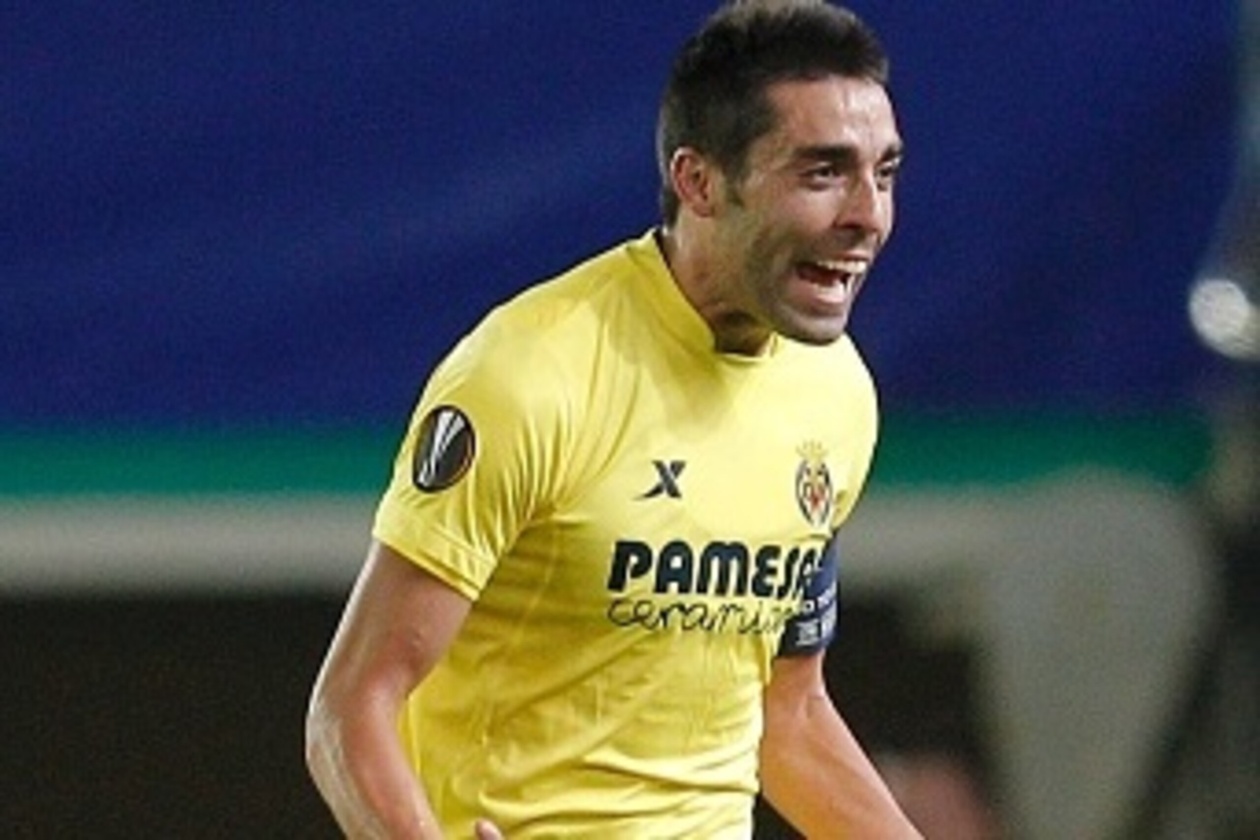 Villarreal's midfielder Bruno Soriano celebrates after scoring during the UEFA Europa Group E League football match Villarreal CF vs SK Rapid Wien at El Madrigal stadium in Villareal on November 26, 2015.   AFP PHOTO/ JOSE JORDAN / AFP / JOSE JORDAN      