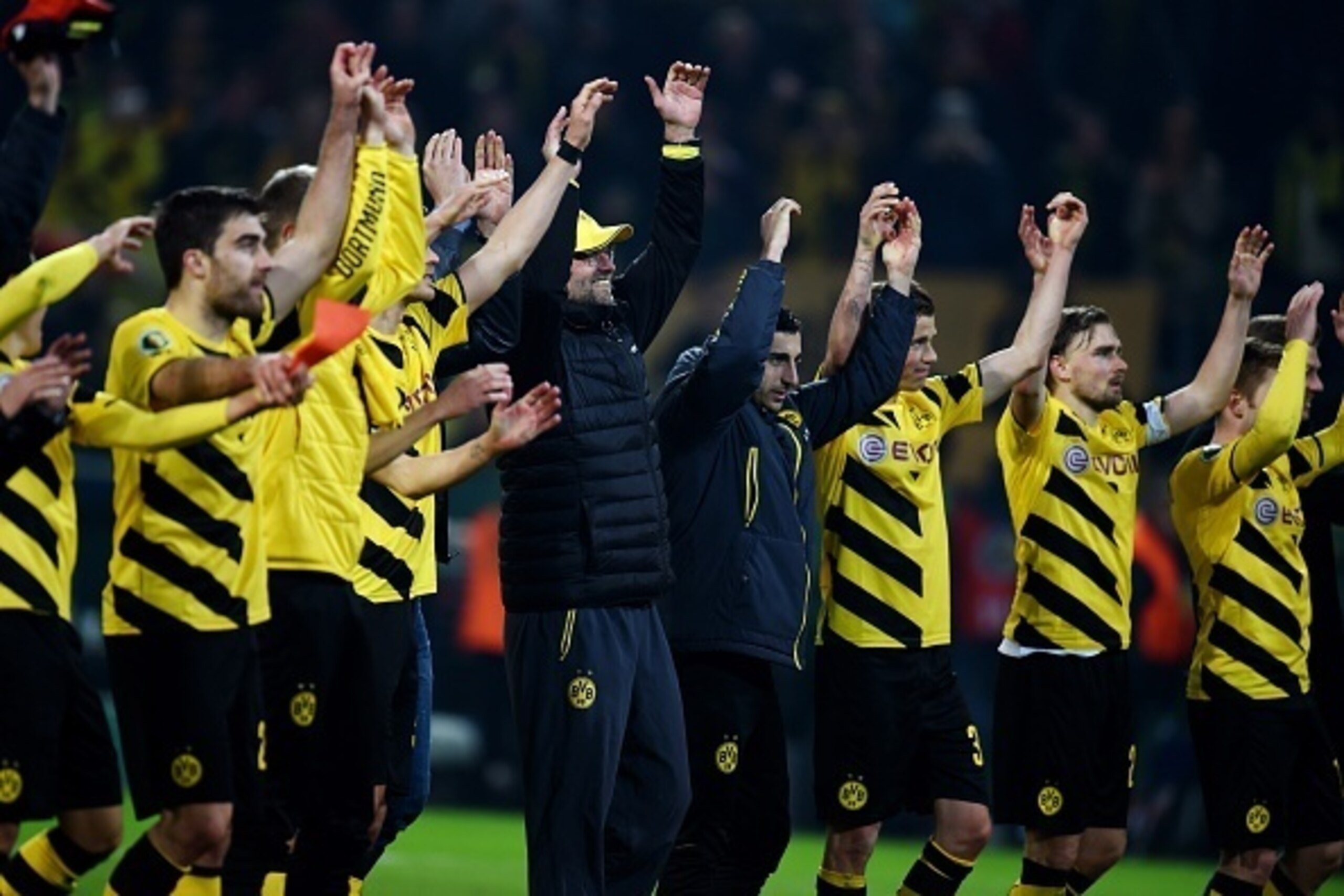 Dortmund's head coach Juergen Klopp (C) celebrates with the players after the German Football Cup DFB Pokal quarter-final match between Borussia Dortmund and 1899 Hoffenheim in Dortmund, western Germany, on April 7, 2015. Dortmund wins 3-2. AFP PHOTO / PA