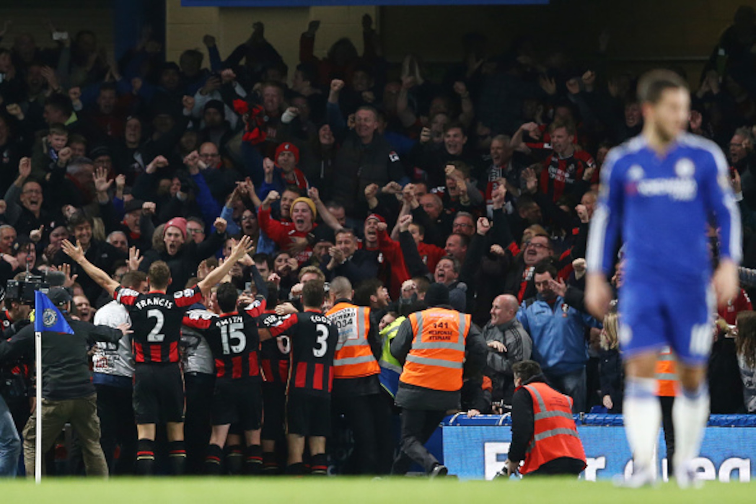 Bournemouth's English striker Glenn Murray celebrates with teammates after scoring during the English Premier League football match between Chelsea and Bournemouth at Stamford Bridge in London on December 5, 2015.   AFP PHOTO / JUSTIN TALLIS

RESTRICTED T