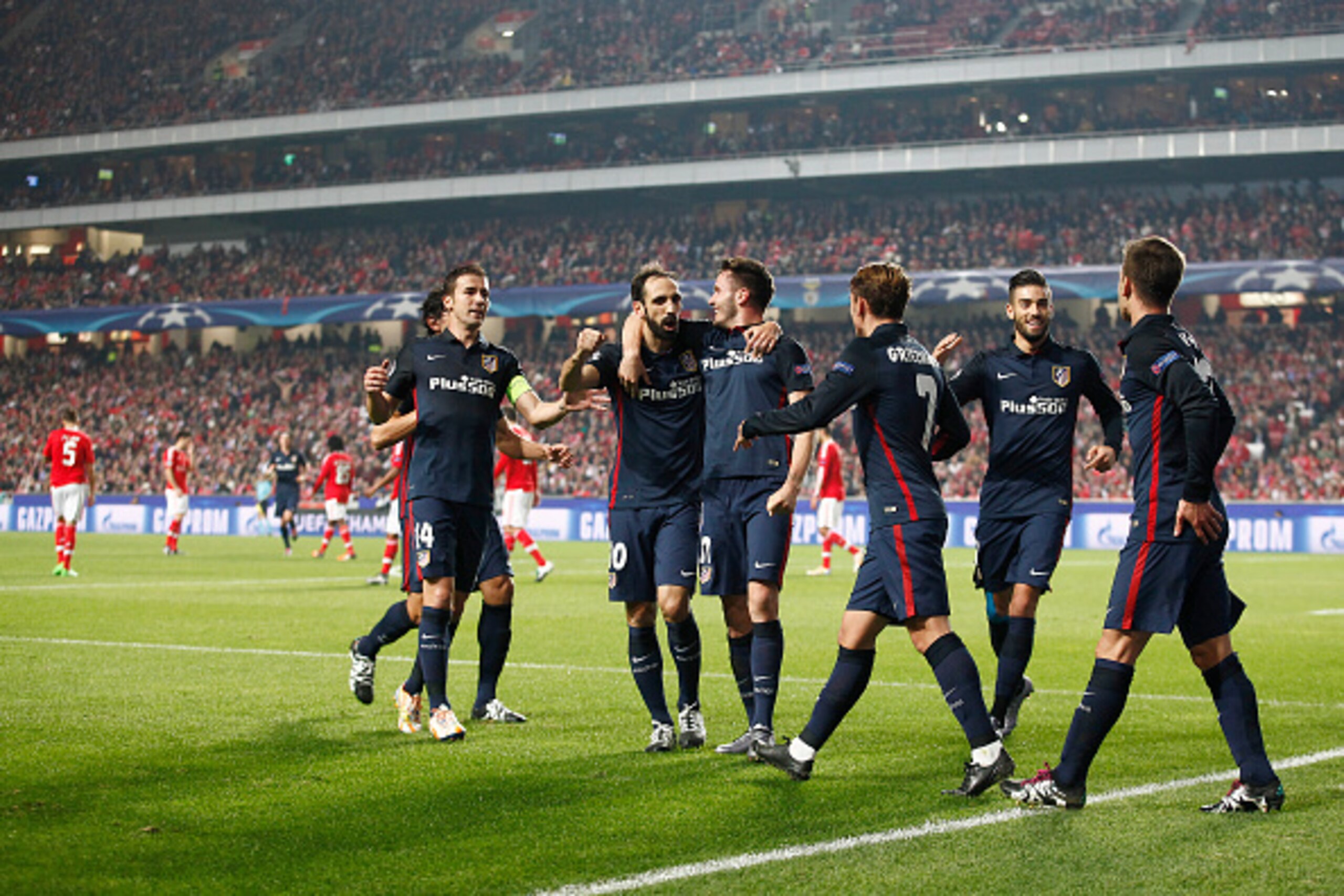 LISBON, PORTUGAL - DECEMBER 08: Atletico Madrid's midfielder Saul celebrates scoring Atletico de Madrid first goal with his team mates during the match between SL Benfica and Club Atletico de Madrid for the UEFA Champions League at Estadio da Luz on Decem