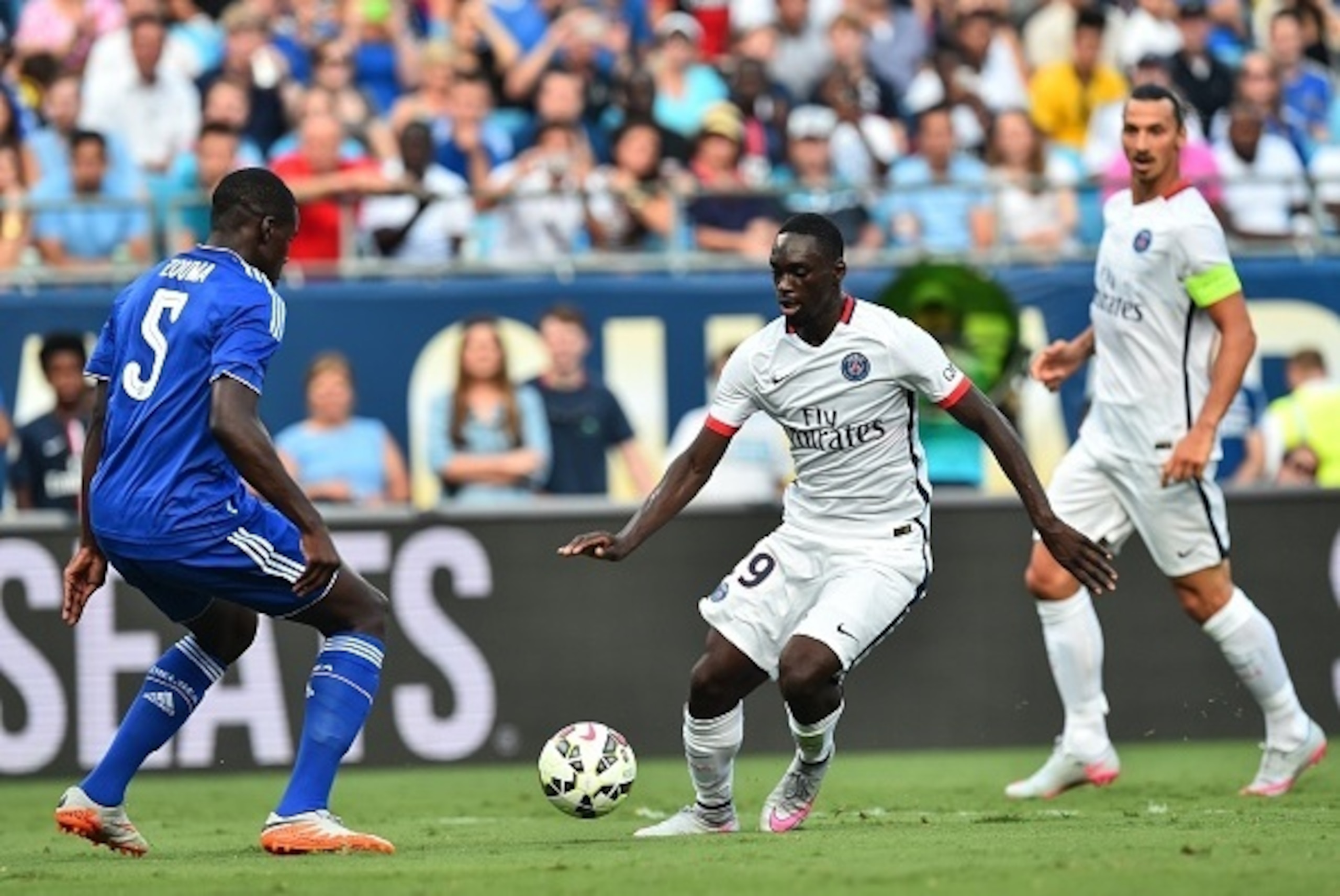 Paris Saint-Germain's Jean-Kevin Augustin (C) vies with Chelsea's Kurt Zouma during an International Champions Cup football match in Charlotte, North Carolina, on July 25, 2015.    AFP PHOTO/NICHOLAS KAMM        (Photo credit should read NICHOLAS KAMM/AFP