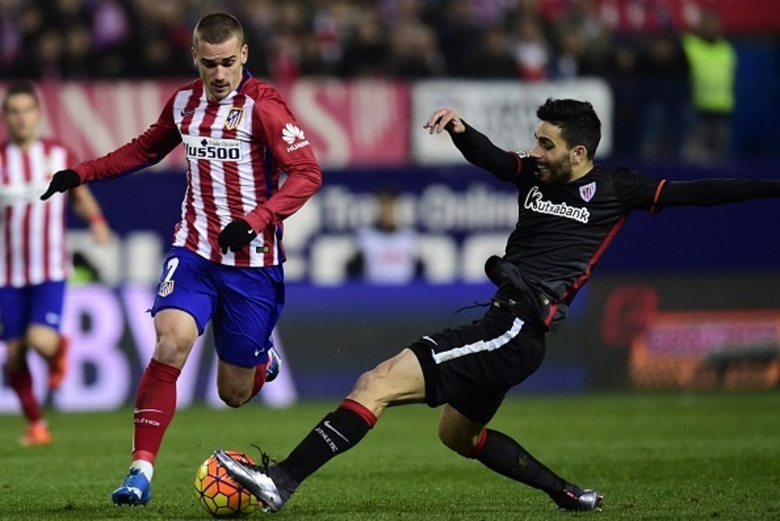 Atletico Madrid's French forward Antoine Griezmann (L) vies with Athletic Bilbao's defender Eneko Boveda during the Spanish league football match Club Atletico de Madrid vs Athletic Club Bilbao at the Vicente Calderon stadium in Madrid on December 13, 201