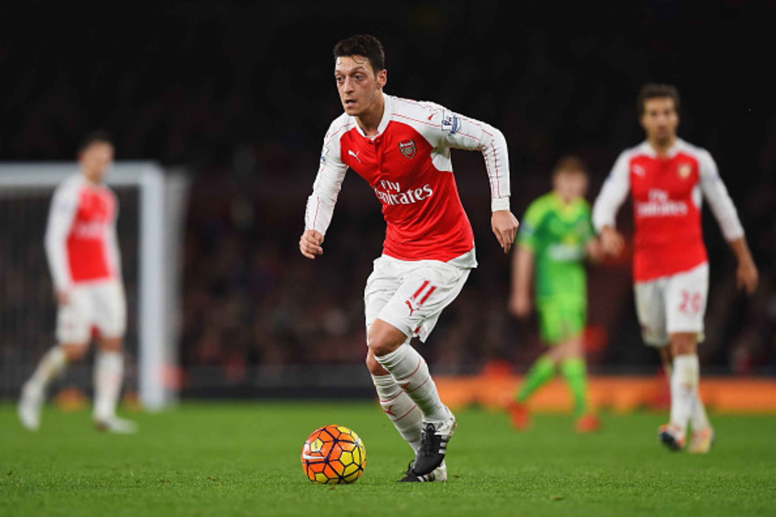 LONDON, ENGLAND - DECEMBER 05:  Mesut Ozil of Arsenal in action during the Barclays Premier League match between Arsenal and Sunderland at Emirates Stadiumon December 5, 2015 in London, England.  (Photo by Shaun Botterill/Getty Images)