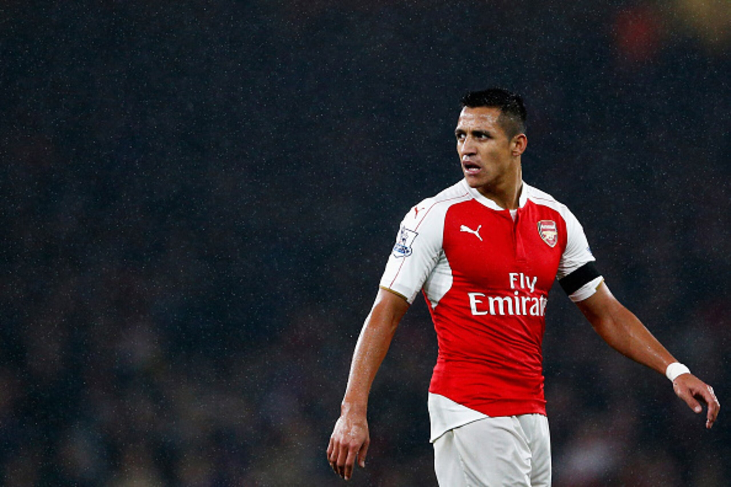 LONDON, ENGLAND - OCTOBER 24:  Alexis Sanchez of Arsenal looks on during the Barclays Premier League match between Arsenal and Everton at Emirates Stadium on October 24, 2015 in London, England.  (Photo by Dean Mouhtaropoulos/Getty Images)