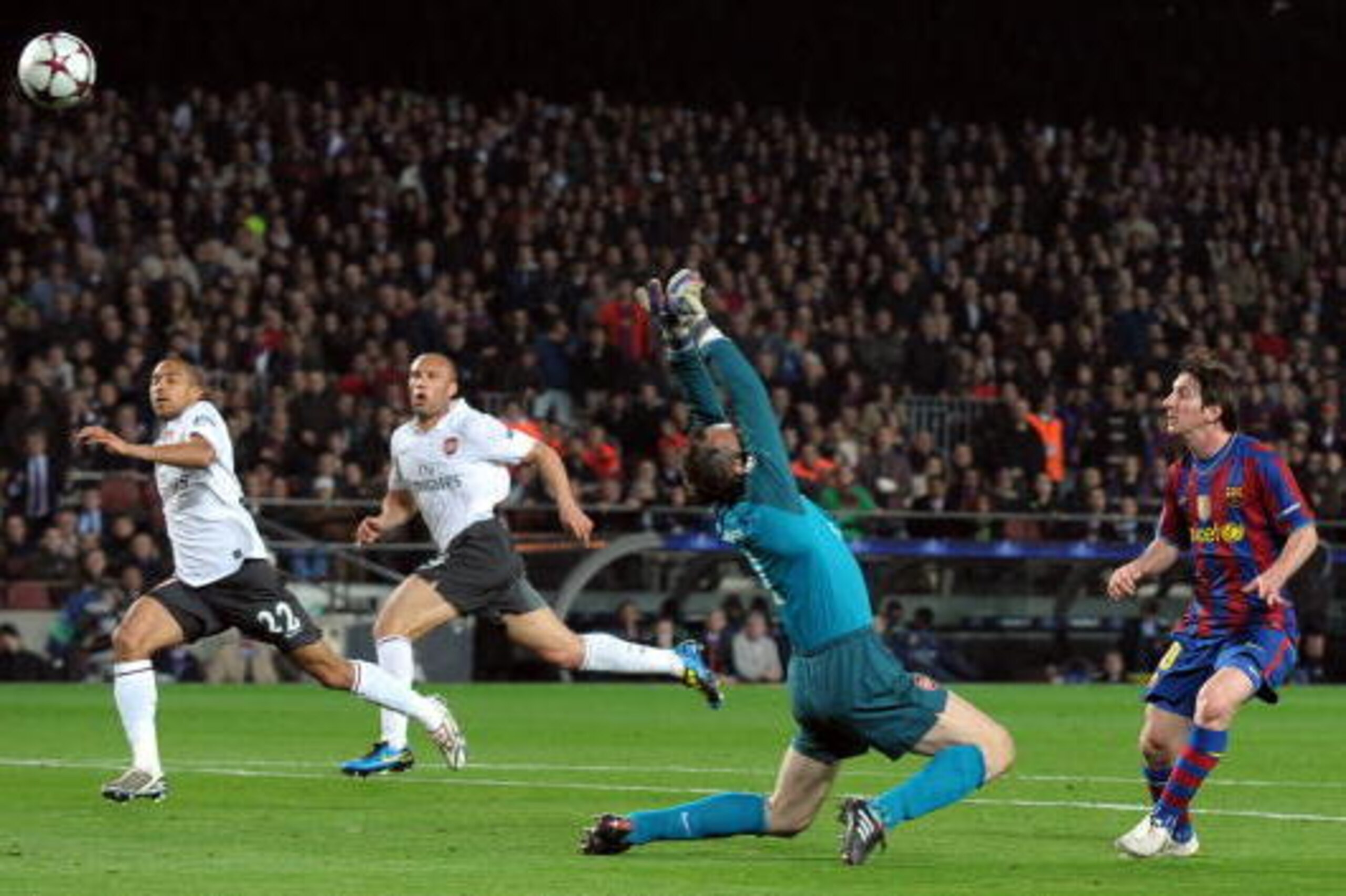 Barcelona's Argentinian forward Lionel Messi (R) chips Arsenal's Spanish goalkeeper Manuel Almunia (2nd R) to score his hat-trick during the Champions League quarter-final second-leg match at Camp Nou stadium in Barcelona on April 6, 2010. AFP PHOTO / Adr