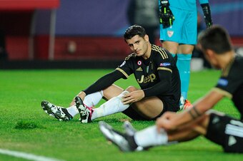 Juventus' Spanish forward Alvaro Morata (L) reacts after missing a goal opportunity during the UEFA Champions League Group D football match Sevilla FC vs Juventus at the Ramon Sanchez Pizjuan stadium in Sevilla on December 8, 2015.   AFP PHOTO/ CRISTINA Q