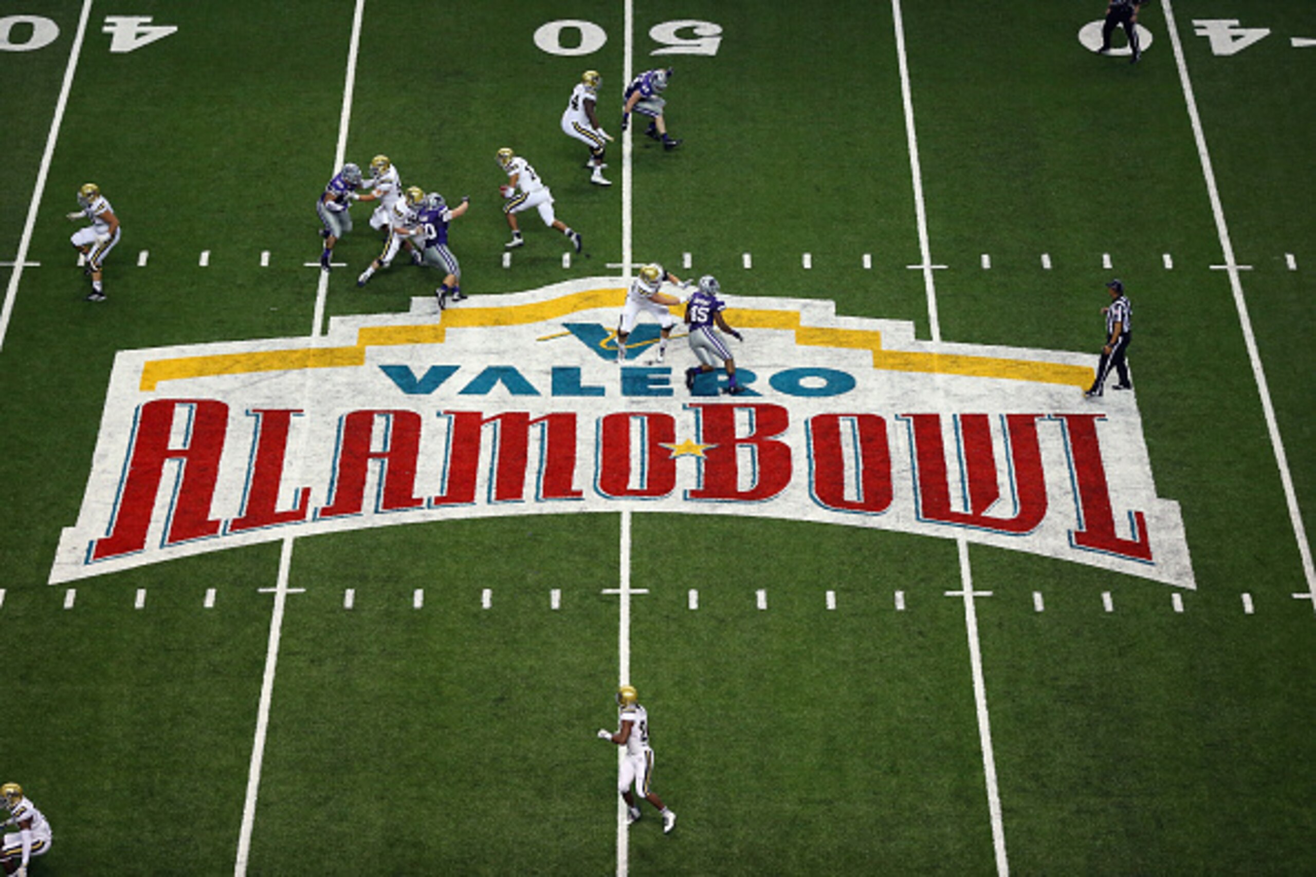 SAN ANTONIO, TX - JANUARY 02:  A general view of play between the Kansas State Wildcats and the UCLA Bruins during the Valero Alamo Bowl at Alamodome on January 2, 2015 in San Antonio, Texas.  (Photo by Ronald Martinez/Getty Images)