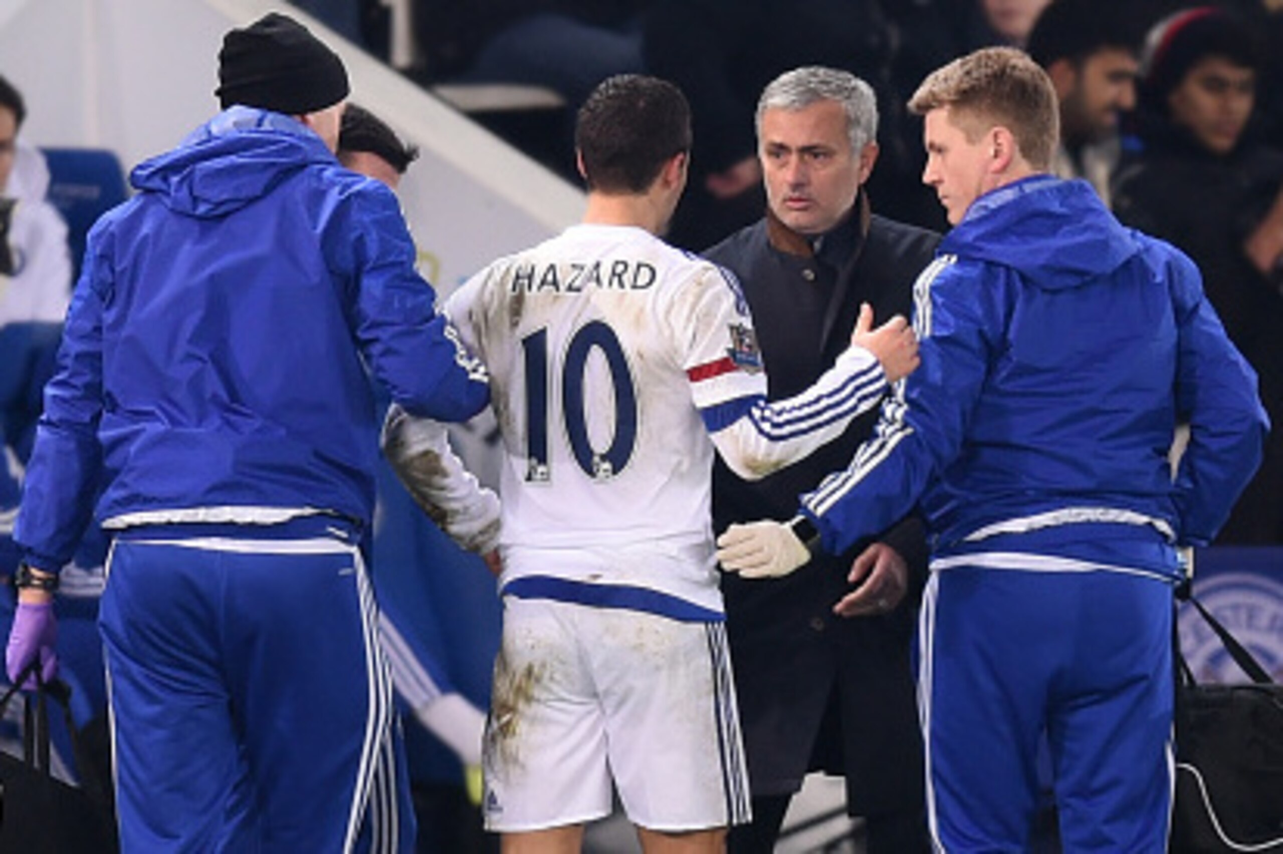 LEICESTER, ENGLAND - DECEMBER 14:  Jose Mourinho the manager of Chelsea speaks with Eden Hazard of Chelsea as he receives medical treatment during the Barclays Premier League match between Leicester City and Chelsea at the King Power Stadium on December14