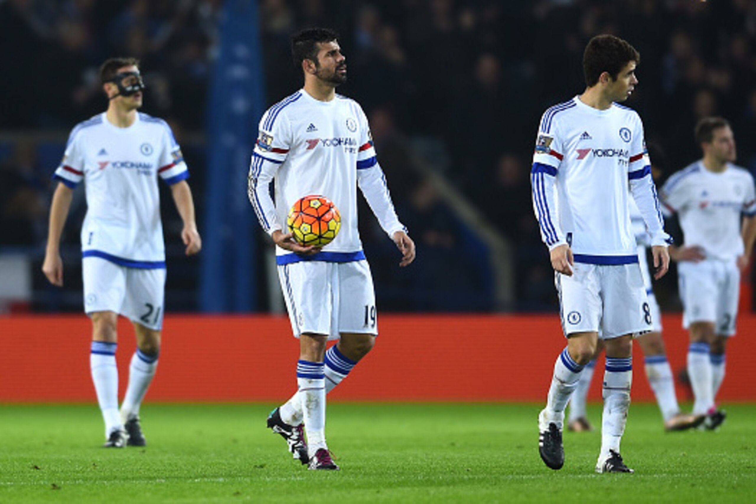 LEICESTER, ENGLAND - DECEMBER 14:  Dejected Chelsea players look on during the Barclays Premier League match between Leicester City and Chelsea at the King Power Stadium on December14, 2015 in Leicester, United Kingdom.  (Photo by Laurence Griffiths/Getty