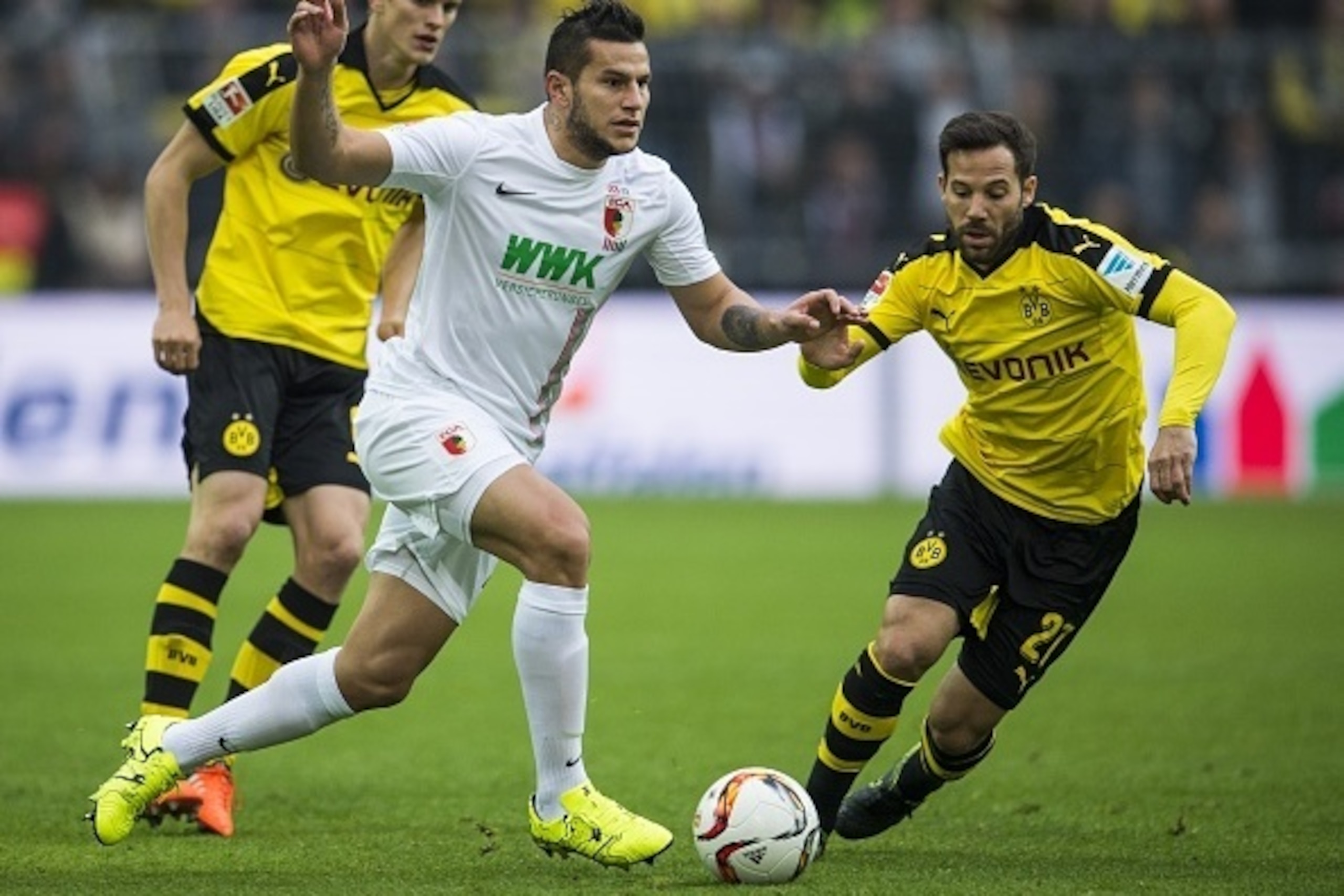 Augsburg's Paraguayan forward Raul Bobadilla (C) and Dortmund's midfielder Gonzalo Castro (R) vie for the ball during the German first division football Bundesliga match between Borussia Dortmund and FC Augsburg on October 25, 2015 in Dortmund, western Ge