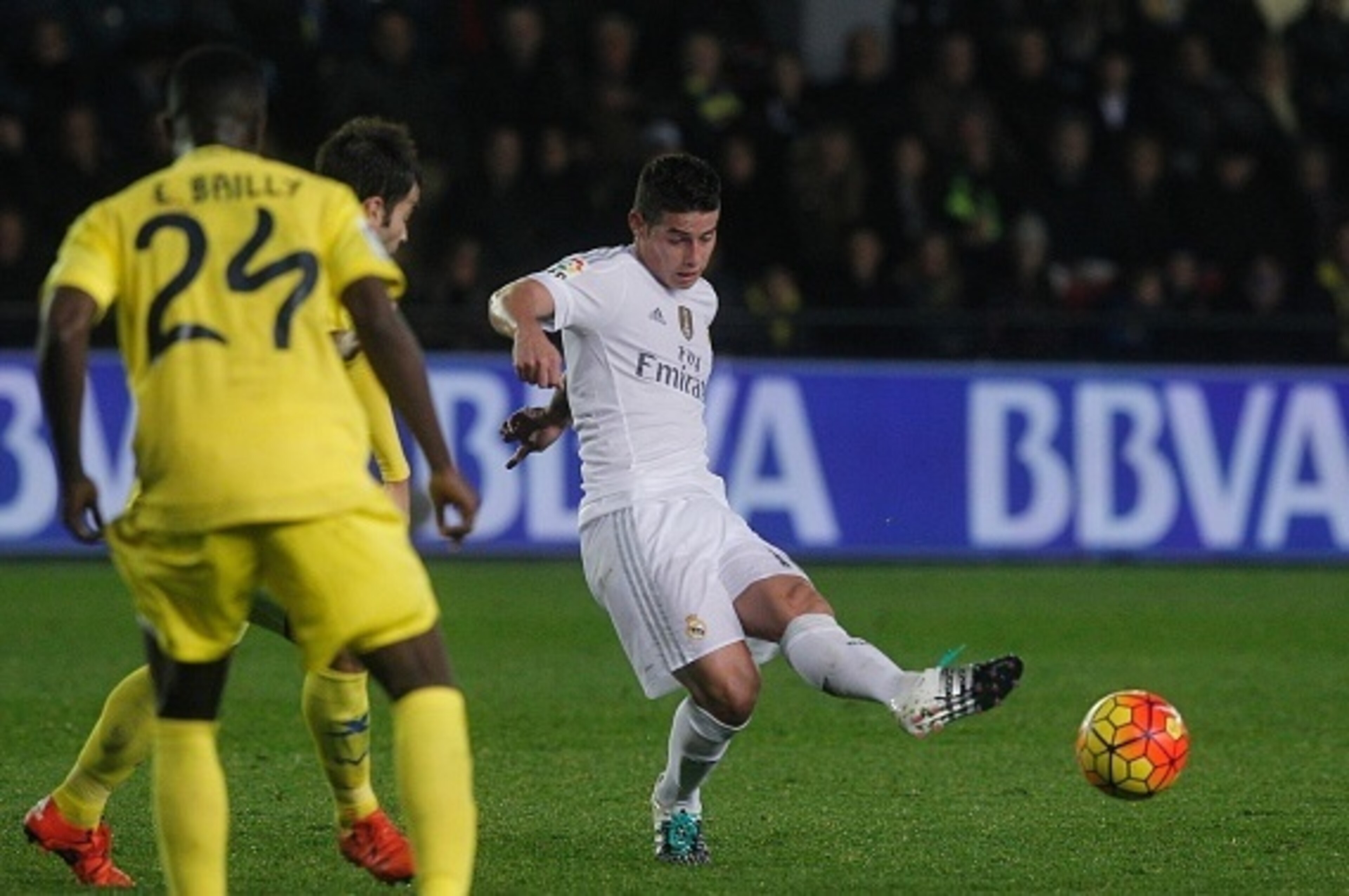 Real Madrid's Colombian midfielder James Rodriguez kicks the ball  during the Spanish league football match Villarreal CF vs Real Madrid CF at El Madrigal stadium in Villareal on December 13, 2015.  AFP PHOTO / JOSE JORDAN / AFP / JOSE JORDAN        (Phot