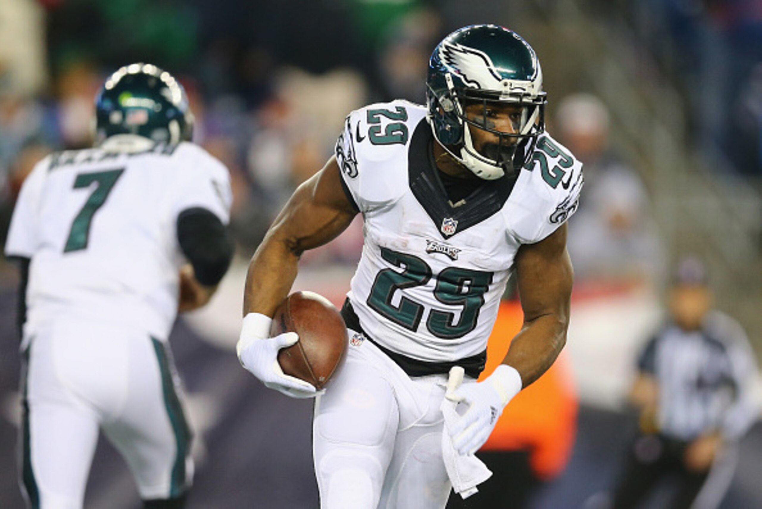 FOXBORO, MA - DECEMBER 06:  DeMarco Murray #29 of the Philadelphia Eagles runs with the ball against the New England Patriots at Gillette Stadium on December 6, 2015 in Foxboro, Massachusetts.  (Photo by Maddie Meyer/Getty Images)