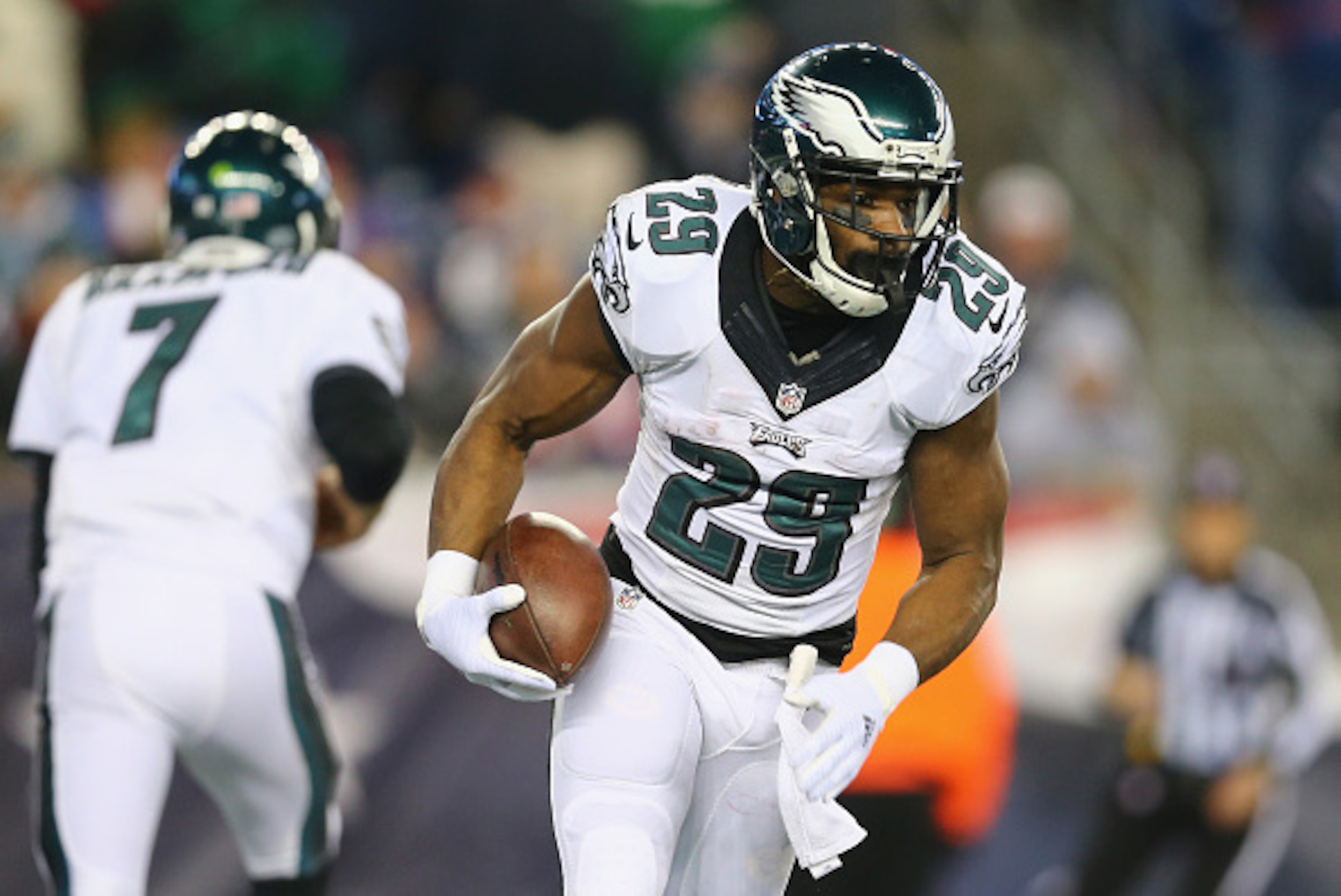 FOXBORO, MA - DECEMBER 06:  DeMarco Murray #29 of the Philadelphia Eagles runs with the ball against the New England Patriots at Gillette Stadium on December 6, 2015 in Foxboro, Massachusetts.  (Photo by Maddie Meyer/Getty Images)