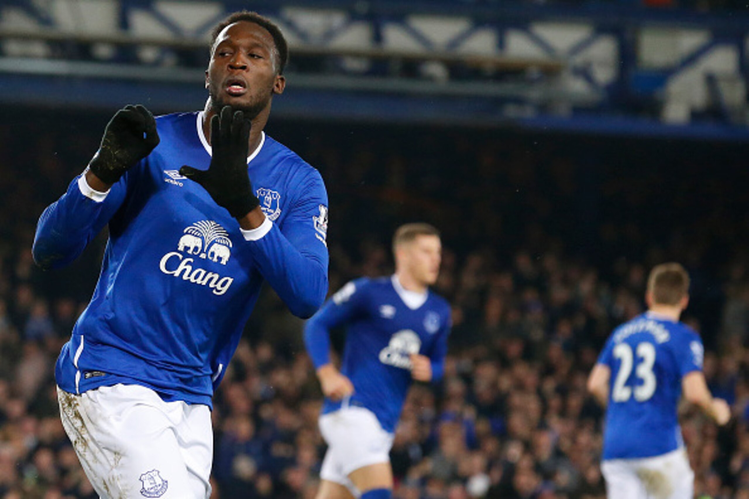 Everton's Belgian striker Romelu Lukaku celebrates scoing his team's first goal during the English Premier League football match between Everton and Crystal Palace at Goodison Park in Liverpool on December 7, 2015.    AFP PHOTO / LINDESY PARNABY

RESTRICT