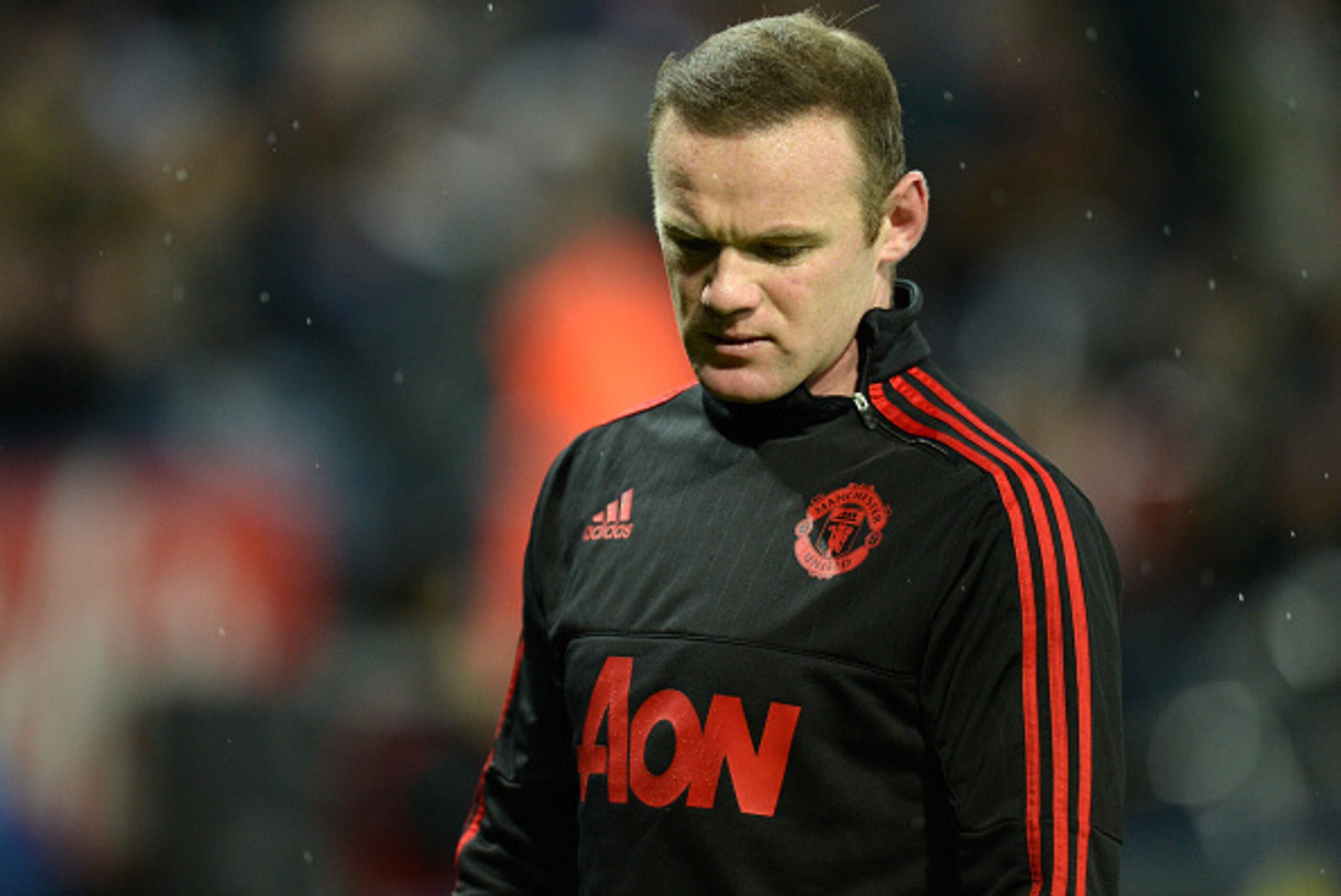 Manchester United's English striker Wayne Rooney warms up before the English Premier League football match between Leicester City and Manchester United at the King Power Stadium in Leicester, central England on November 28, 2015.  AFP PHOTO / OLI SCARFF

