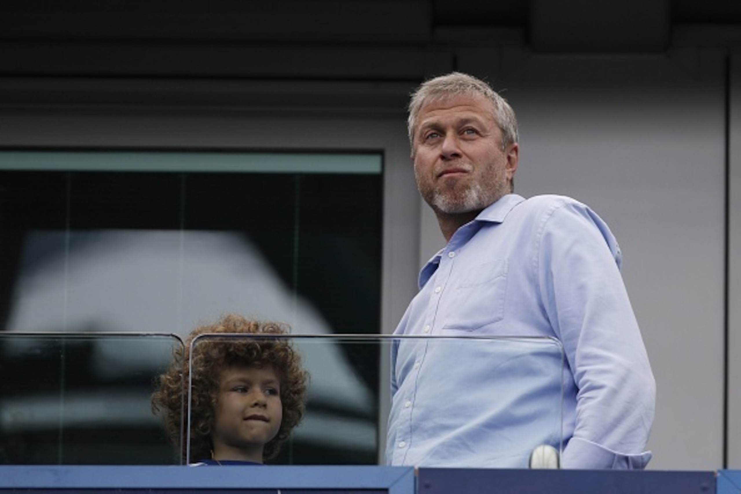 Chelsea's Russian owner Roman Abramovich (R) stands with his young son Aaron Alexander before the English Premier League football match between Chelsea and Sunderland at Stamford Bridge in London on May 24, 2015. 
AFP PHOTO / ADRIAN DENNIS
RESTRICTED TO E