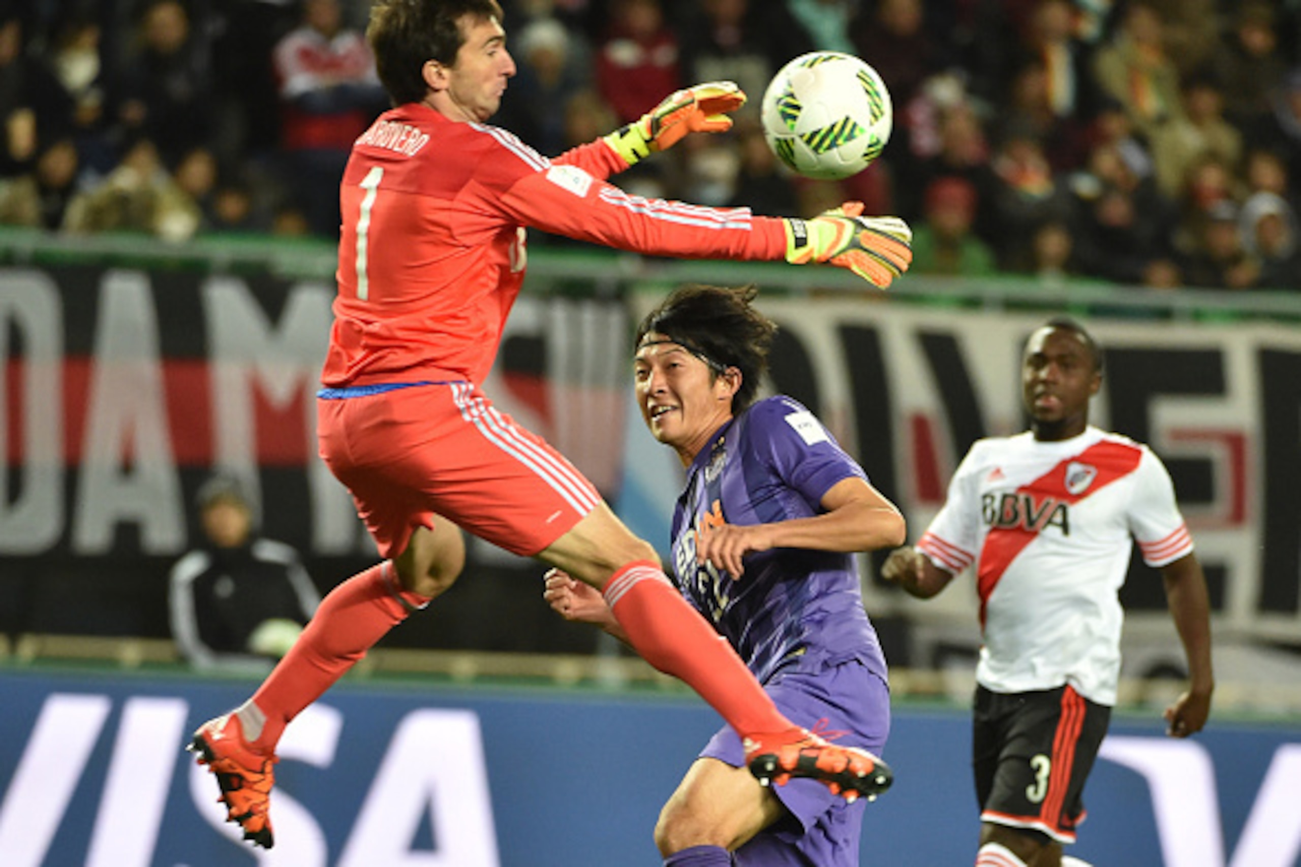 River Plate goalkeeper Marcelo Barovero (L) saves a shoot from Sanfrecce Hiroshima forward Yusuke Minagawa (C) during their Club World Cup semi-final football match in Osaka on December 16, 2015. AFP PHOTO / KAZUHIRO NOGI / AFP / KAZUHIRO NOGI        (Pho