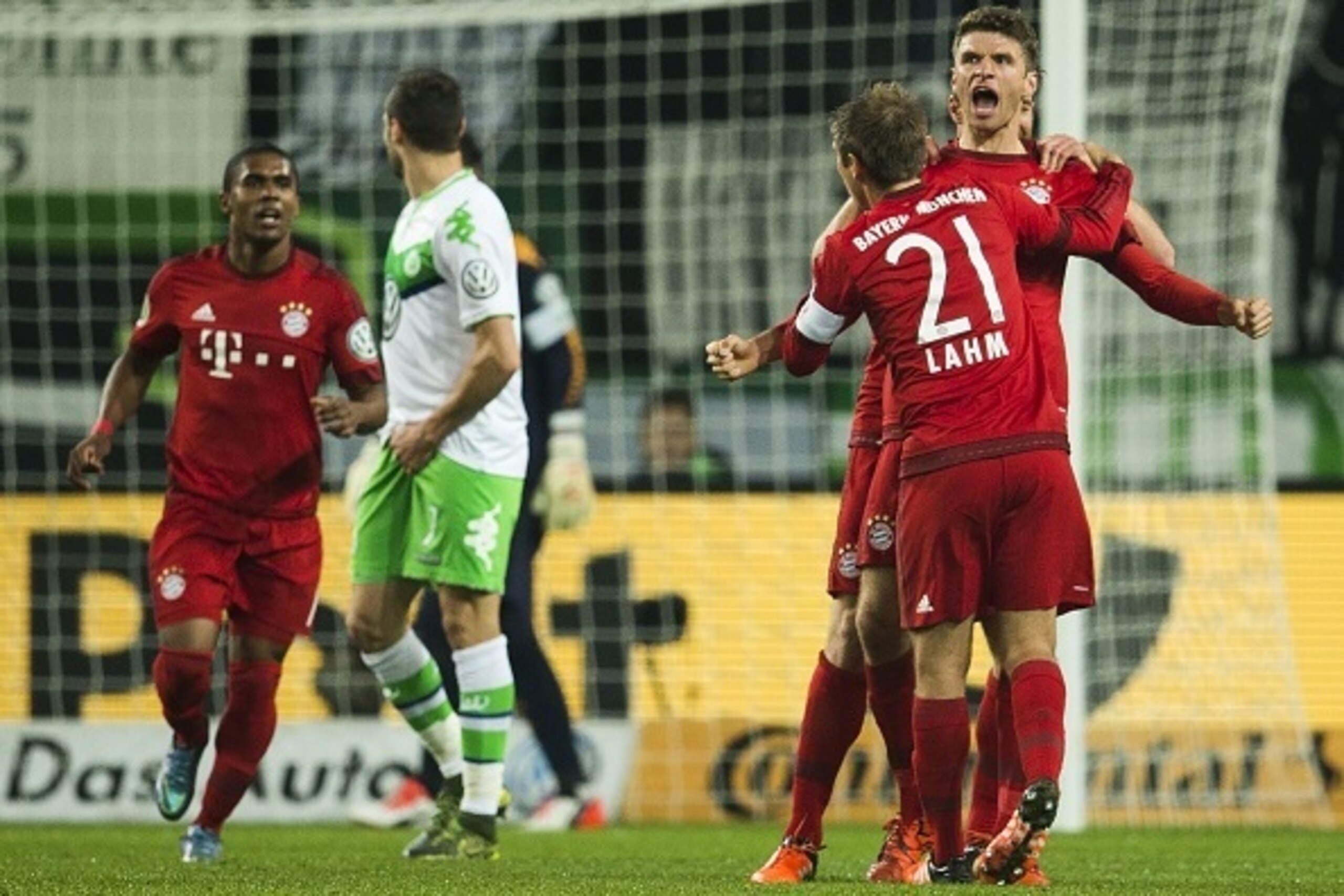 Bayern Munich's forward Thomas Mueller (R) celebrates scoring his side's 2nd goal during the German Cup DFB Pokal second round football match between VfL Wolfsburg vs FCB Bayern Munich in Wolfsburg, on October 27, 2015. AFP PHOTO / ODD ANDERSEN

RESTRICTI
