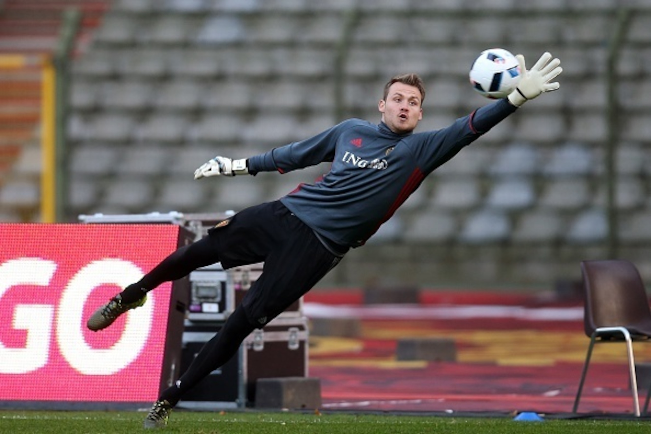 Belgium's goalkeeper Simon Mignolet jumps for the ball during a training session on November 12, 2015 in Brussels on the eve of a friendly football match between Belgium and Italy. AFP PHOTO / BELGA PHOTO / BRUNO FAHY
==BELGIUM OUT== (Photo credit Belgium's goalkeeper Simon Mignolet jumps for the ball during a training session on November 12, 2015 in Brussels on the eve of a friendly football match between Belgium and Italy. AFP PHOTO / BELGA PHOTO / BRUNO FAHY
==BELGIUM OUT== (Photo credit
