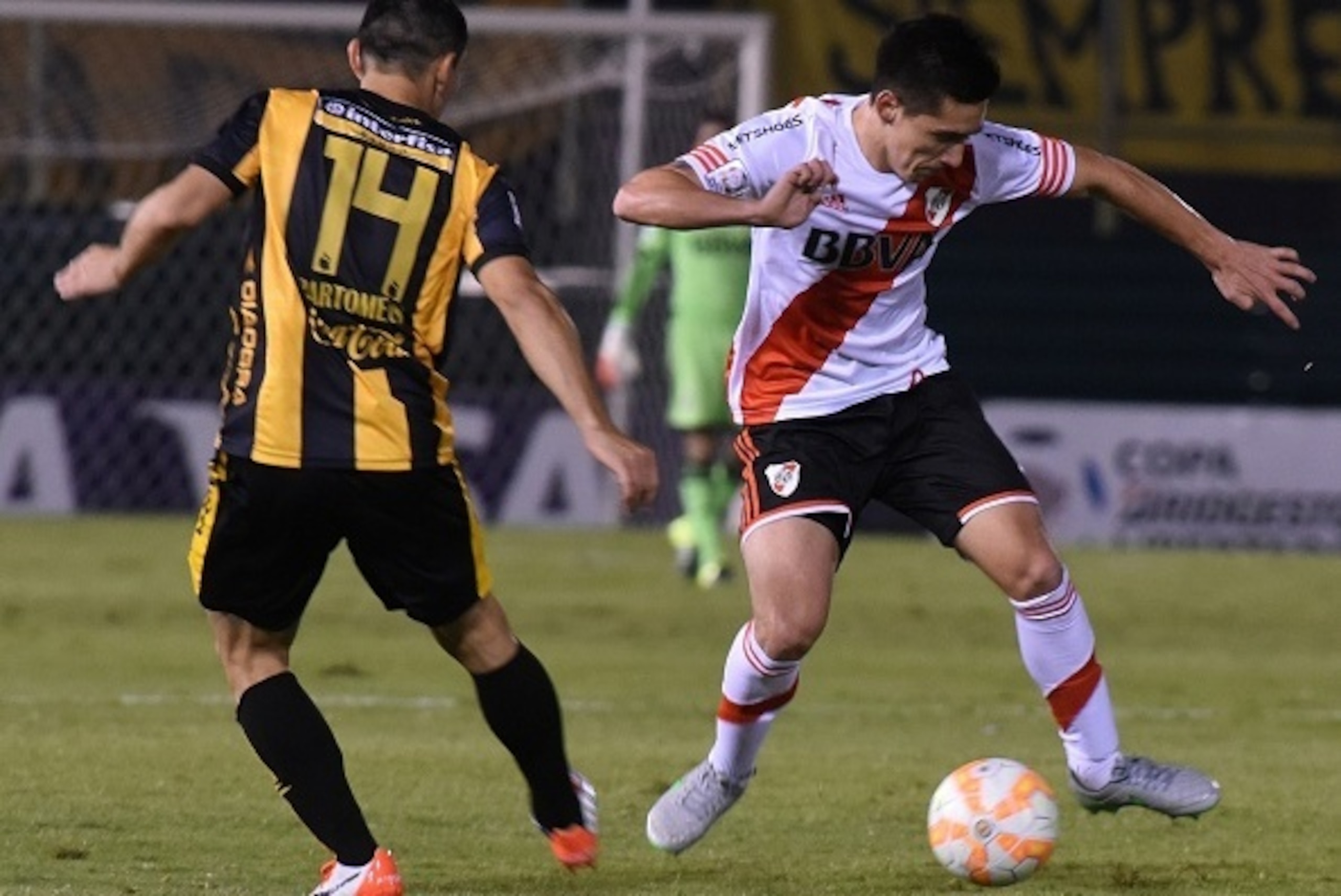 Argentina's River Plate Matias Kranevitter (R) is marked by Paraguay's Guarani Tomas Bartomeus during the Libertadores Cup semi-final second leg football match against Paraguay's Guarani at the Defensores del Chaco stadium in Asuncion, on July 21, 2015.  