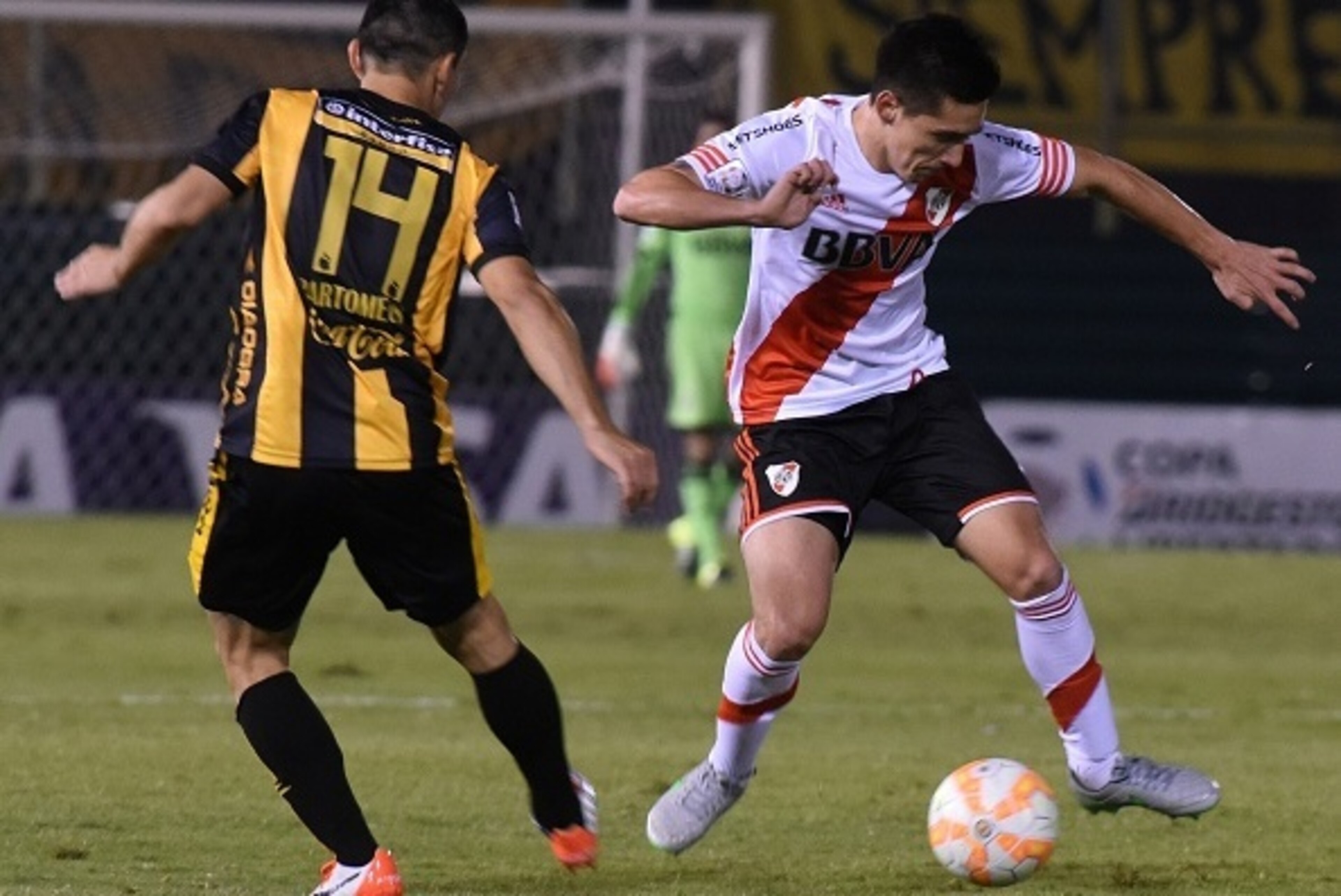 Argentina's River Plate Matias Kranevitter (R) is marked by Paraguay's Guarani Tomas Bartomeus during the Libertadores Cup semi-final second leg football match against Paraguay's Guarani at the Defensores del Chaco stadium in Asuncion, on July 21, 2015.  