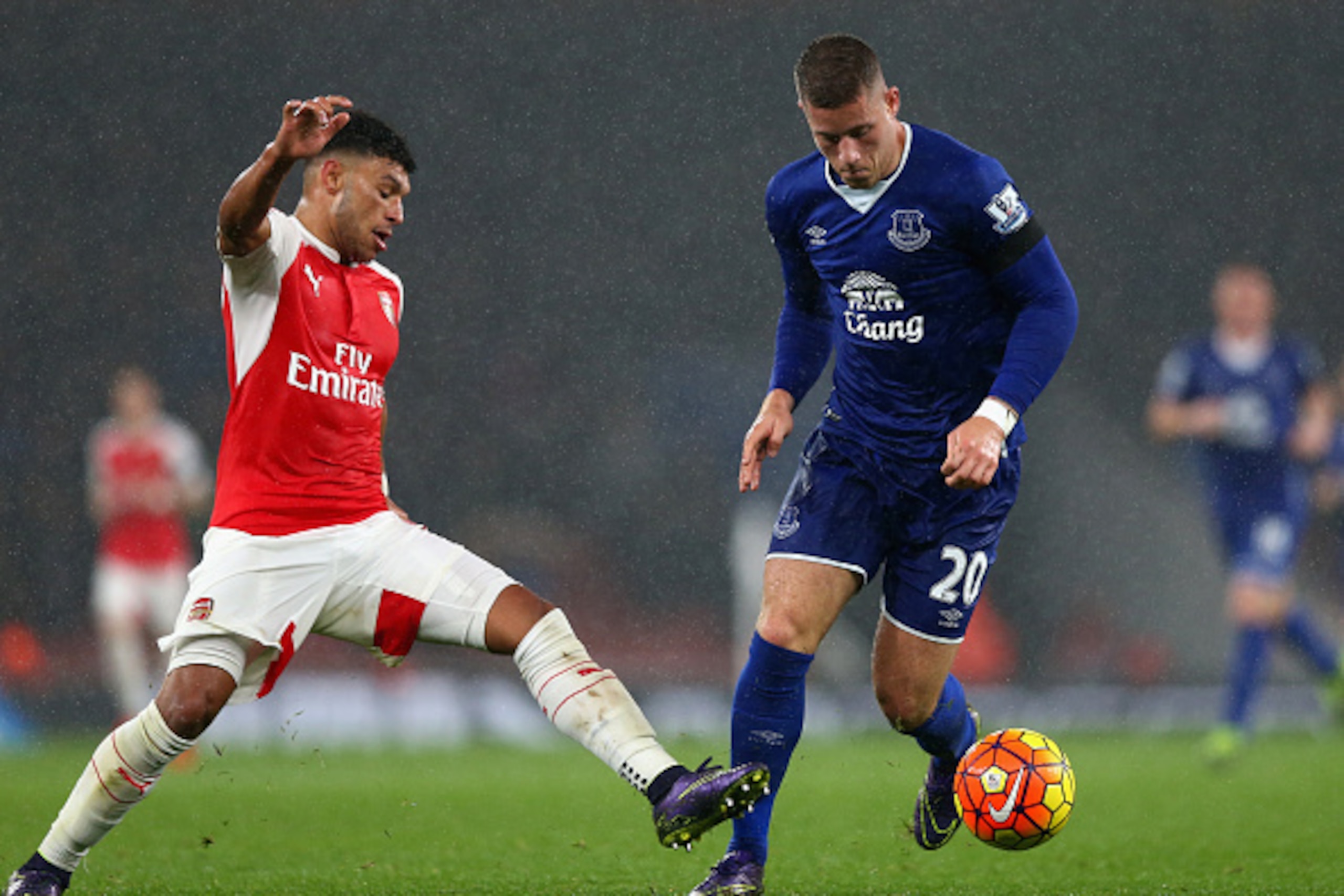 LONDON, ENGLAND - OCTOBER 24: Ross Barkley of Everton and Alex Oxlade-Chamberlain of Arsenal compete for the ball during the Barclays Premier League match between Arsenal and Everton at Emirates Stadium on October 24, 2015 in London, England.  (Photo by M