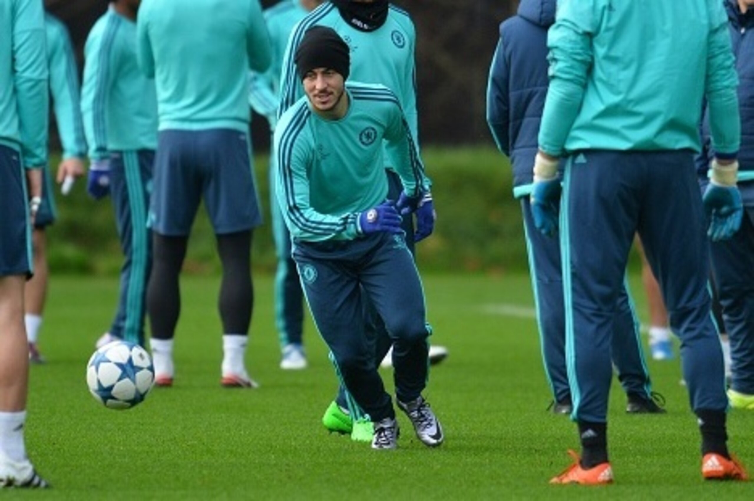 Chelsea's Belgian midfielder Eden Hazard (C) attends a training session on the eve of a UEFA Champions League, group G football match against Porto at Chelsea's training ground in Cobham, south west London on December 8, 2015. 
AFP PHOTO / GLYN KIRK / AFP