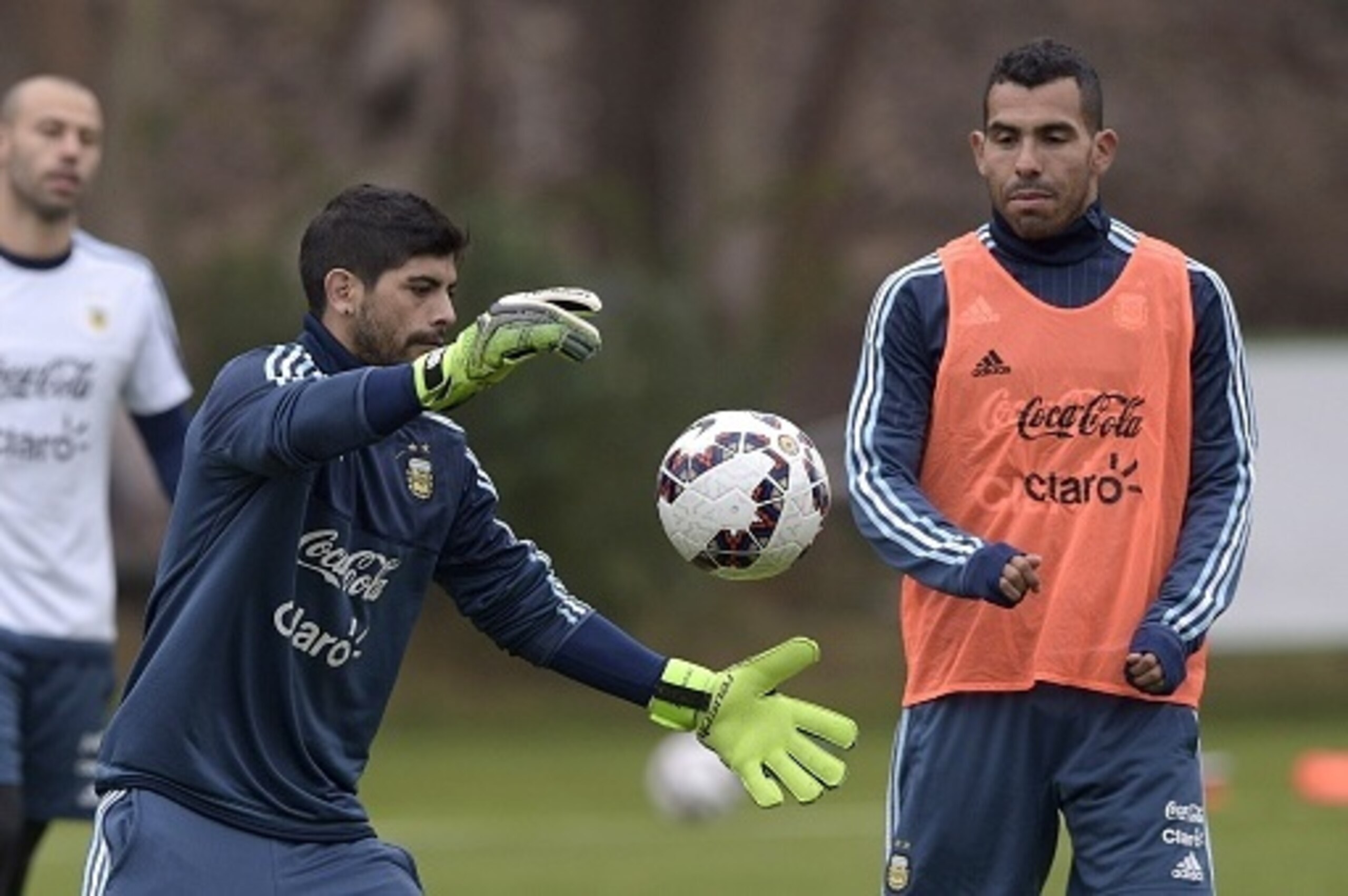 Argentina's midfielder Ever Banega (C) and forward Carlos Tevez (R) take part in a training session in La Serena, Coquimbo, Chile on June 19, 2015, on the eve of the Copa America Chile 2015 group B football match against Jamaica, to be held in Vina del Ma