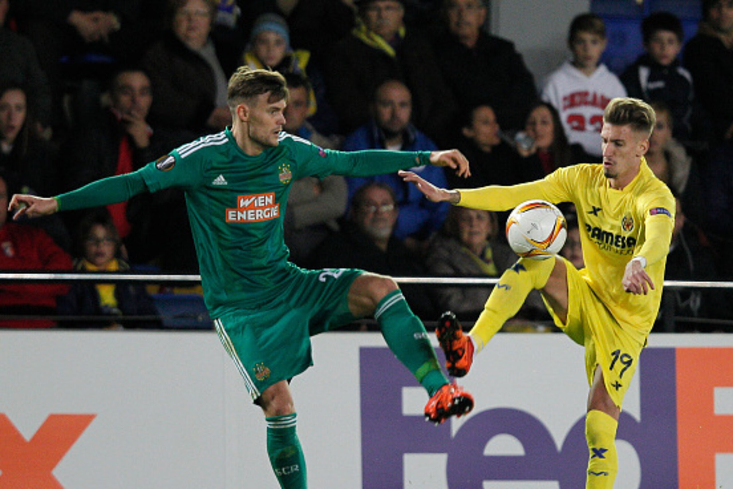 SK Rapid Wien's defender Maximilian Hofmann  (L) vies with Villarreal's midfielder Samuel Castillejo during the UEFA Europa Group E League football match Villarreal CF vs SK Rapid Wien at El Madrigal stadium in Villareal on November 26, 2015.   AFP PHOTO/