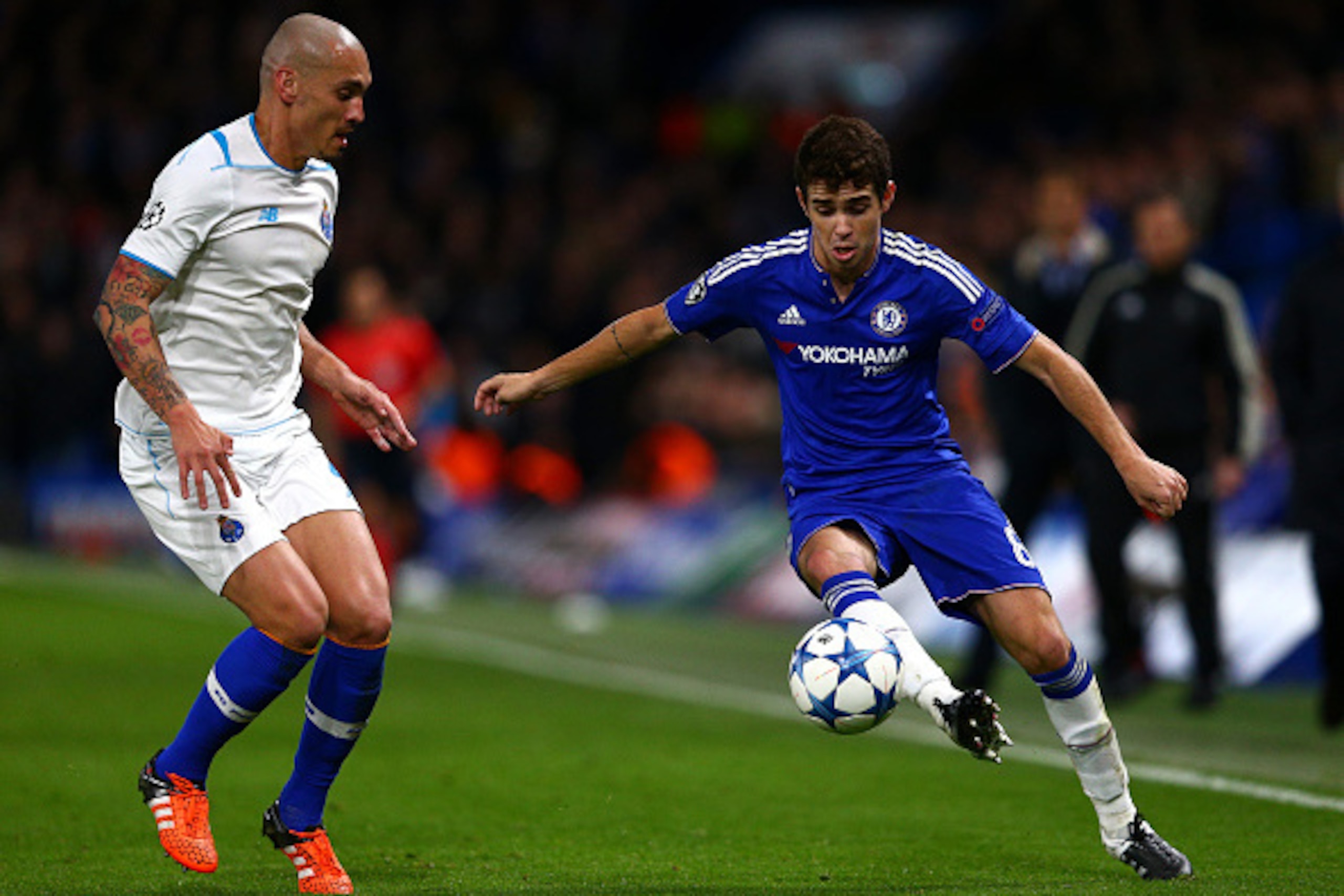 LONDON, ENGLAND - DECEMBER 09: Oscar of Chelsea takes on Maicon of FC Porto during the UEFA Champions League Group G match between Chelsea FC and FC Porto at Stamford Bridge on December 9, 2015 in London, United Kingdom. (Photo by Clive Mason/Getty Imag LONDON, ENGLAND - DECEMBER 09: Oscar of Chelsea takes on Maicon of FC Porto during the UEFA Champions League Group G match between Chelsea FC and FC Porto at Stamford Bridge on December 9, 2015 in London, United Kingdom. (Photo by Clive Mason/Getty Imag