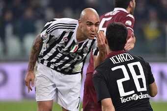 TURIN, ITALY - DECEMBER 16:  Simone Zaza (L) of FC Juventus mocks Salvador Ichazo of Torino FC during the TIM Cup match between FC Juventus and Torino FC at Juventus Arena on December 16, 2015 in Turin, Italy.  (Photo by Valerio Pennicino/Getty Images)