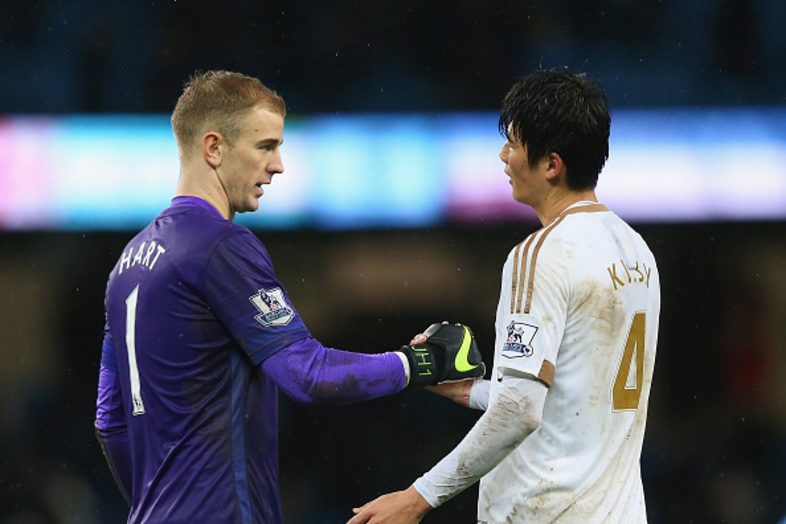 MANCHESTER, ENGLAND - DECEMBER 12: Joe Hart of Manchester City and Ki Sung-Yeung of Swansea City shake hands after the Barclays Premier League match between Manchester City and Swansea City at Etihad Stadium on December 12, 2015 in Manchester, United King