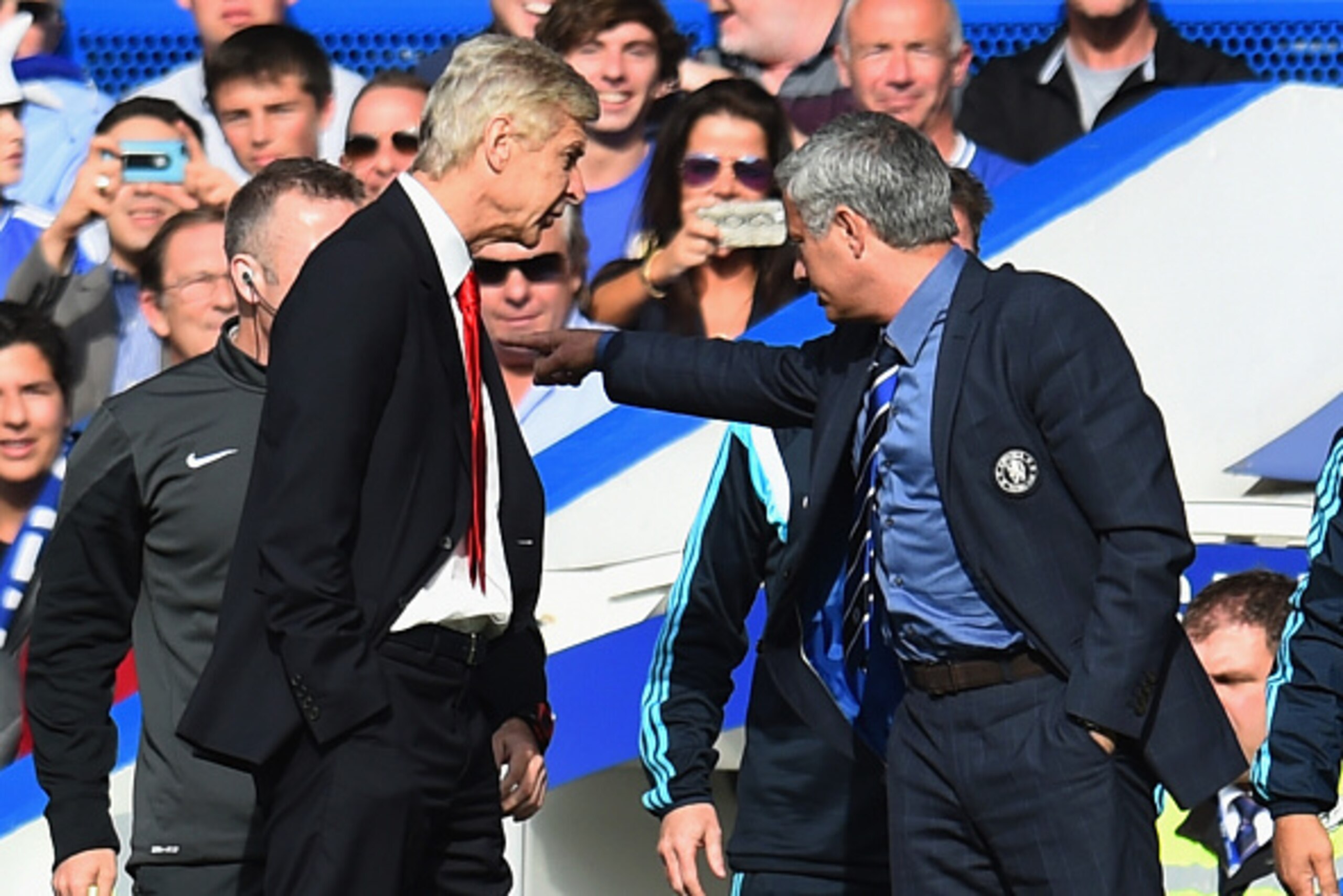 LONDON, ENGLAND - OCTOBER 05: Managers Arsene Wenger of Arsenal and Jose Mourinho manager of Chelsea clash during the Barclays Premier League match between Chelsea and Arsenal at Stamford Bridge on October 4, 2014 in London, England. (Photo by Shaun Bot LONDON, ENGLAND - OCTOBER 05: Managers Arsene Wenger of Arsenal and Jose Mourinho manager of Chelsea clash during the Barclays Premier League match between Chelsea and Arsenal at Stamford Bridge on October 4, 2014 in London, England. (Photo by Shaun Bot
