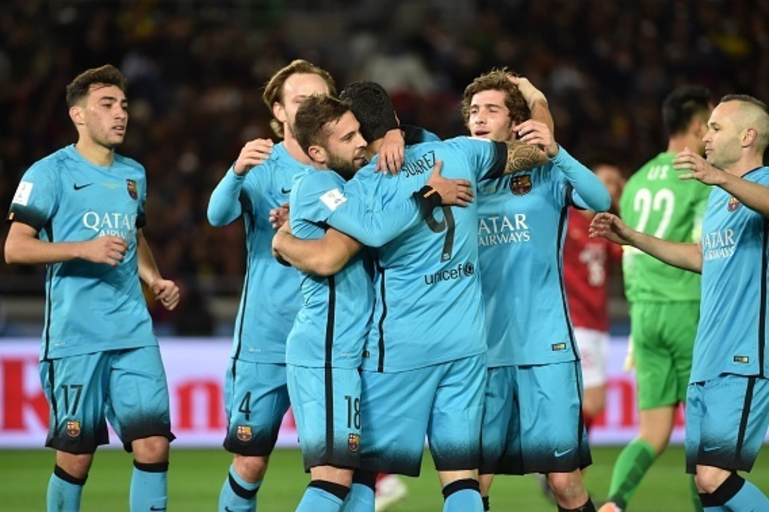Barcelona forward Luis Suarez (C) celebrates his goal with teammates during their Club World Cup semi-final football match  against Guangzhou Evergrande in Yokohama on December 17, 2015.  AFP PHOTO / KAZUHIRO NOGI / AFP / KAZUHIRO NOGI        (Photo credi