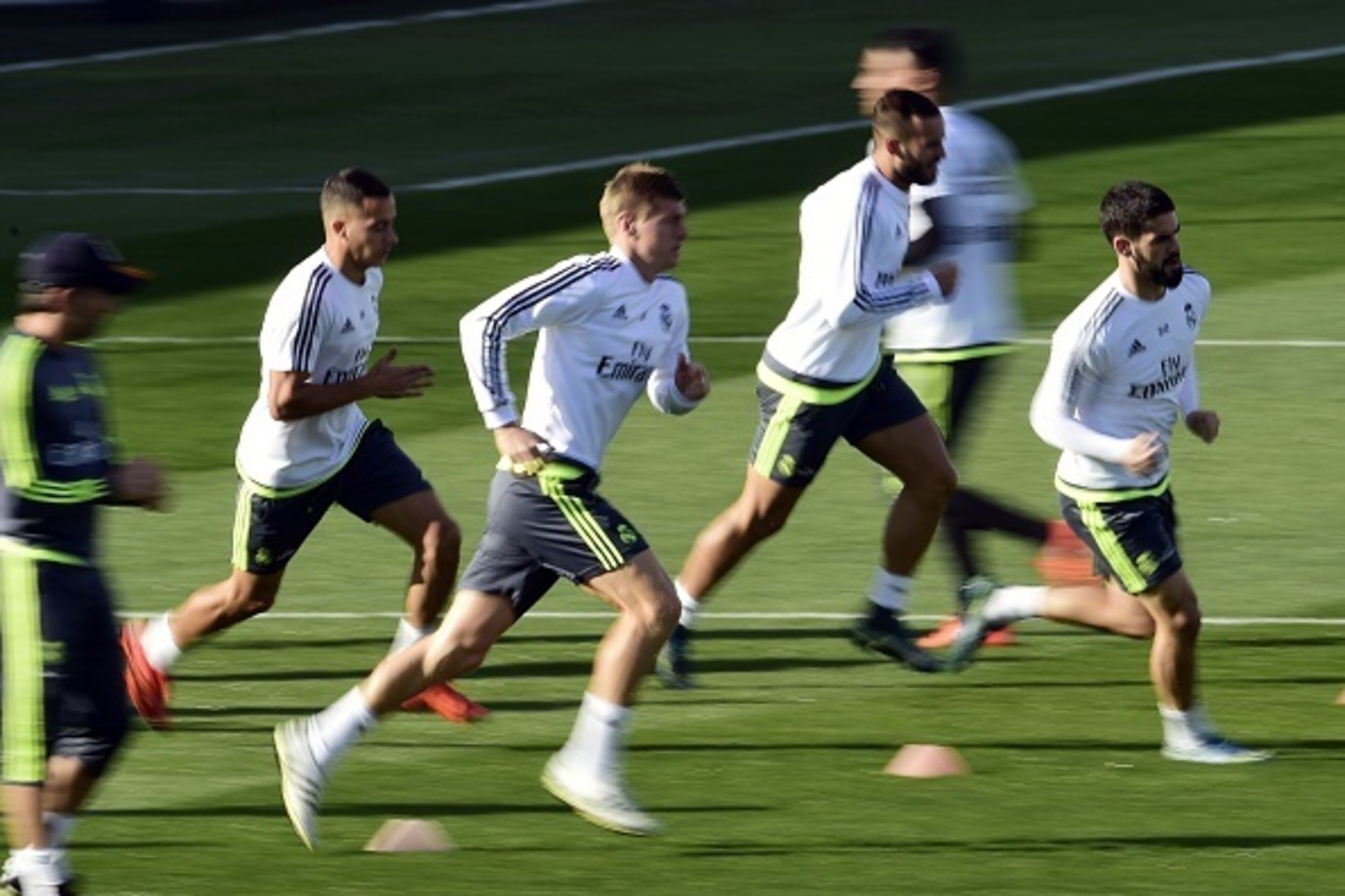 (L to R) Real Madrid's Brazilian defender Danilo, Real Madrid's German midfielder Toni Kroos, Real Madrid's forward Jese Rodriguez and Real Madrid's midfielder Isco run during a training session at Valdebebas Sport city in Madrid on November 20, 2015 on t
