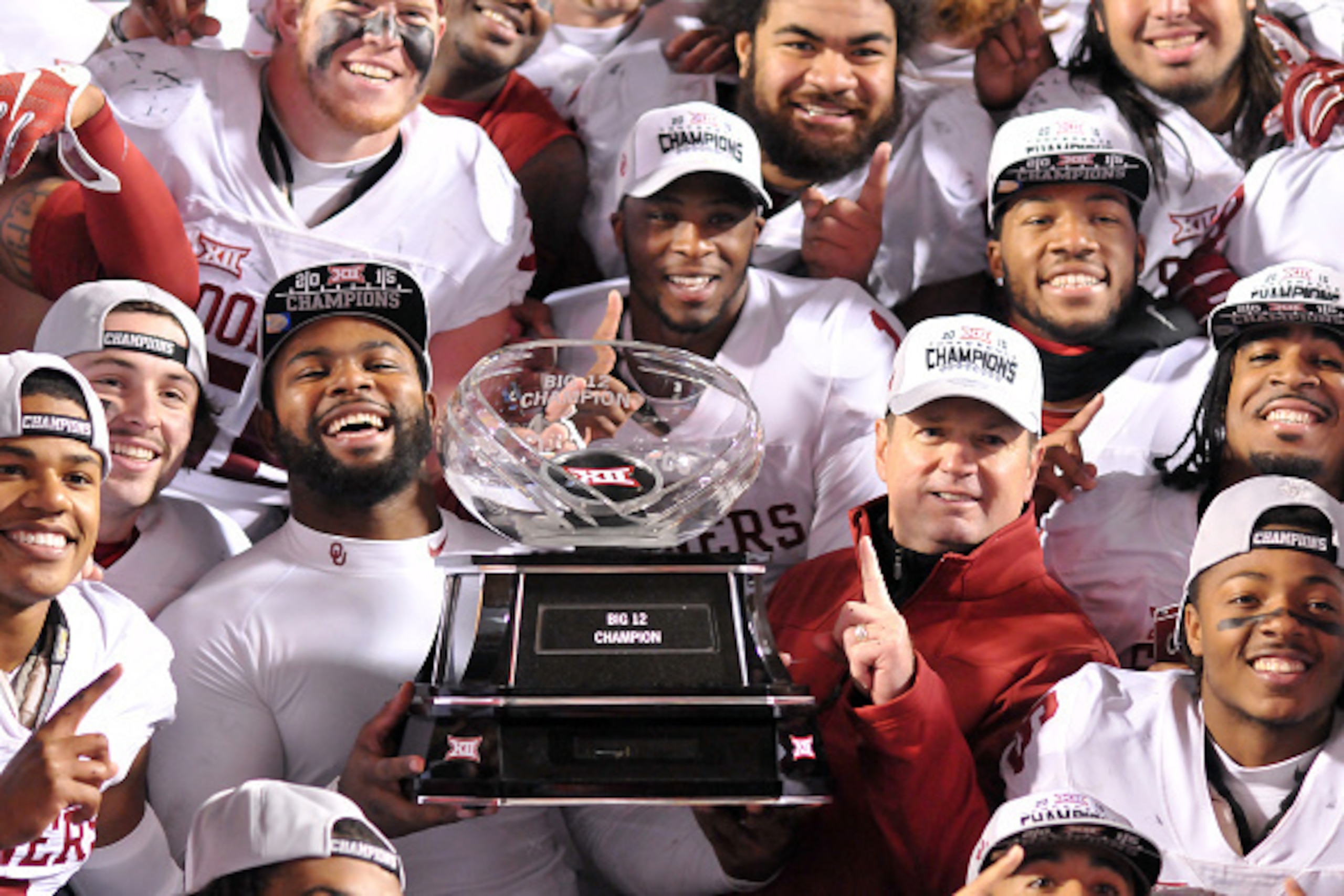 STILLWATER, OK - NOVEMBER 28: Quarterback Baker Mayfield #6 linebacker Eric Striker #19 and head coach Bob Stoops of the Oklahoma Sooners pose with the Big XII Championship trophy after defeating the Oklahoma State Cowboys on November 28, 2015 at Boone Pi