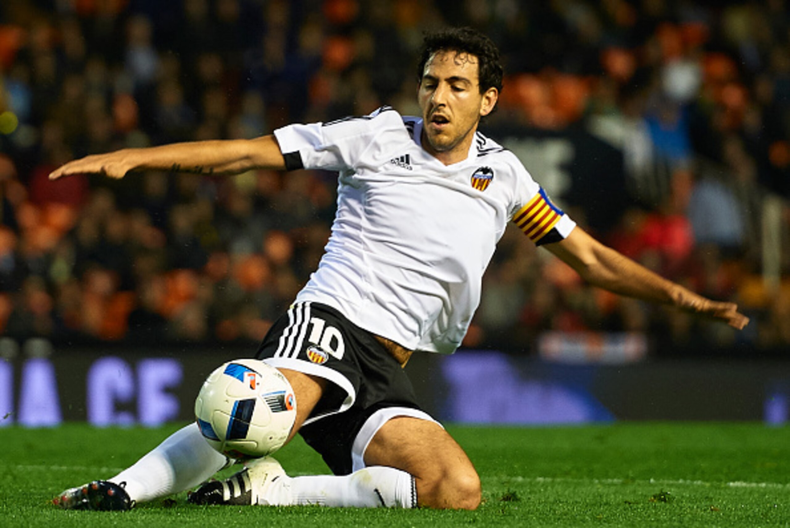 VALENCIA, SPAIN - DECEMBER 16: Daniel Parejo of Valencia in action during the Copa del Rey Round of 32 match between Valencia CF and Barakaldo CF at Estadio Mestalla on December 16, 2015 in Valencia, Spain.  (Photo by Manuel Queimadelos Alonso/Getty Image