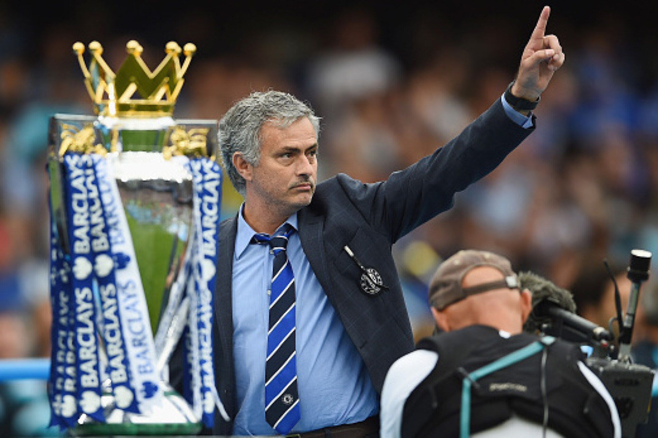 LONDON, ENGLAND - MAY 24:  Jose Mourinho manager of Chelsea celebrates winning the Premier League title after the Barclays Premier League match between Chelsea and Sunderland at Stamford Bridge on May 24, 2015 in London, England.  (Photo by Laurence Griff