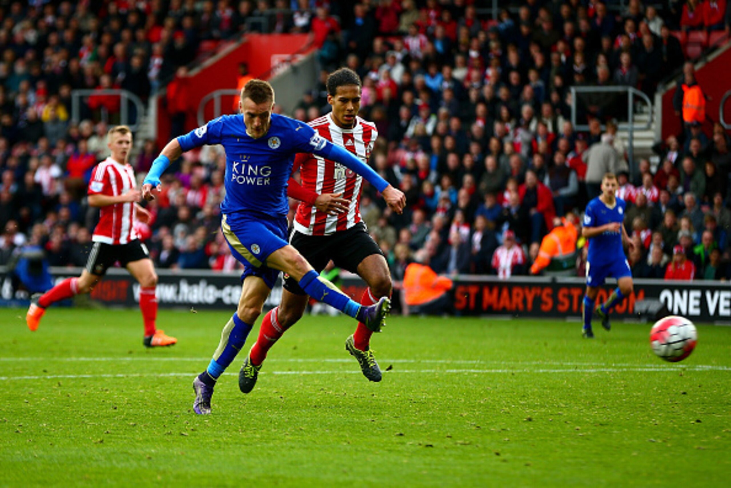 SOUTHAMPTON, ENGLAND - OCTOBER 17: Jamie Vardy (2nd L) of Leicester City scores his team's second goal during the Barclays Premier League match between Southampton and Leicester City at St Mary's Stadium on October 17, 2015 in Southampton, England. (Photo