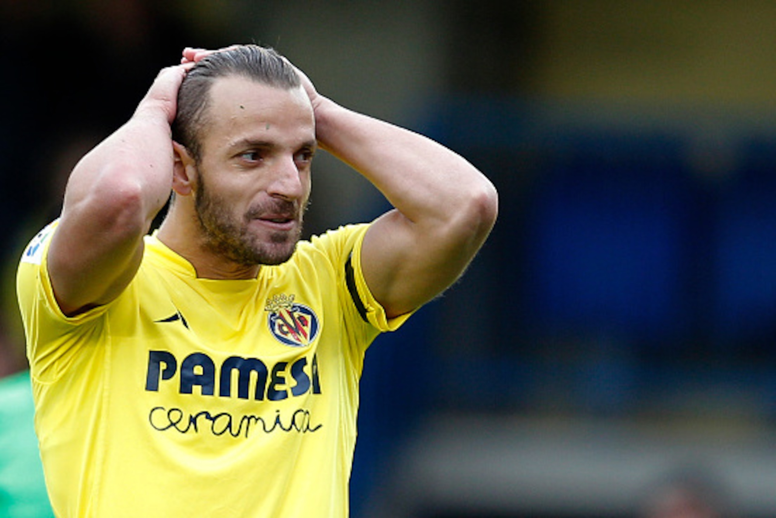 Villarreal's forward Roberto Soldado reacts to missing a goal attempt during the Spanish league football match Villarreal CF vs SD Eibar at El Madrigal stadium in Villareal on November 22, 2015.   / AFP / JOSE JORDAN        (Photo credit should read JOSE 