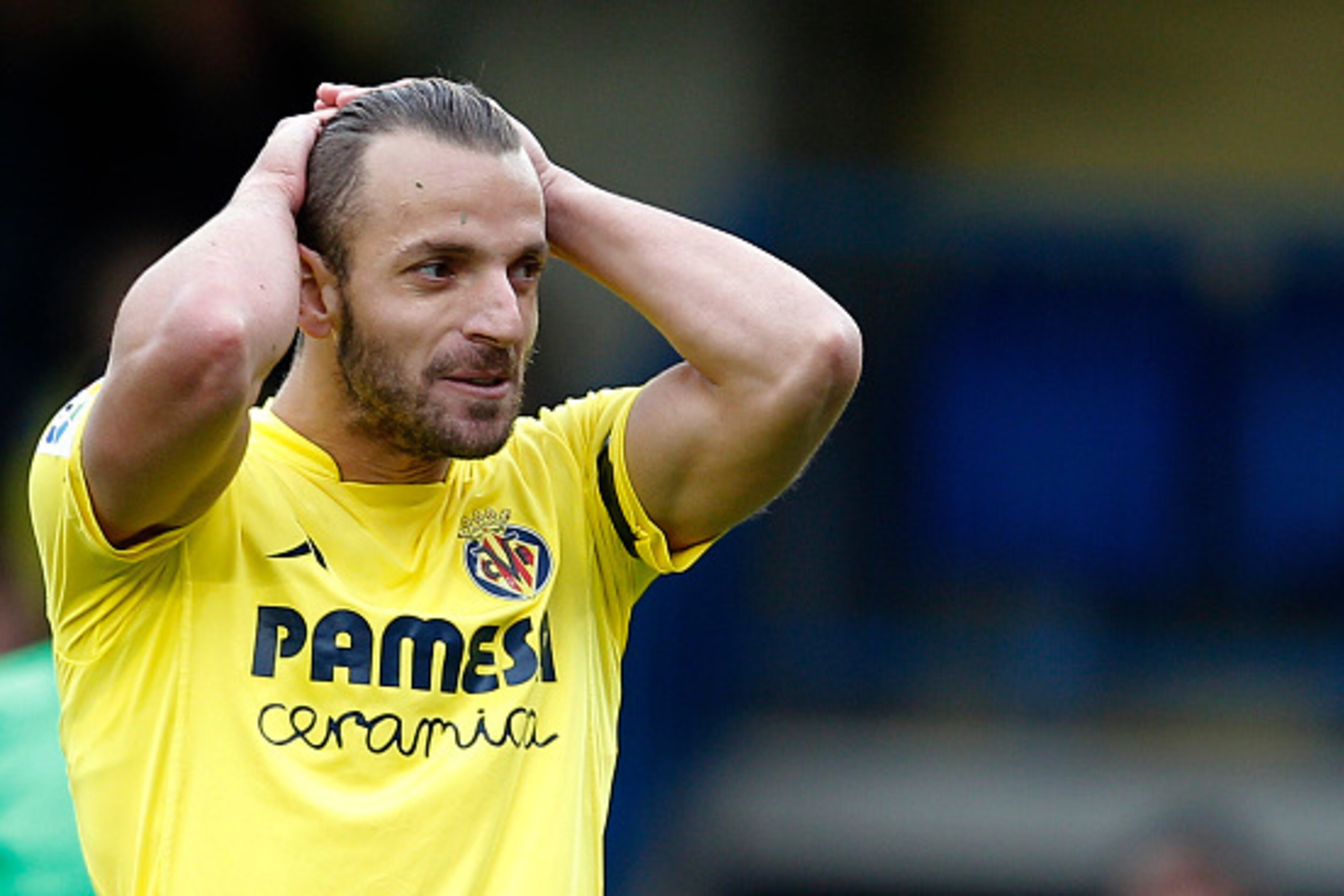 Villarreal's forward Roberto Soldado reacts to missing a goal attempt during the Spanish league football match Villarreal CF vs SD Eibar at El Madrigal stadium in Villareal on November 22, 2015.   / AFP / JOSE JORDAN        (Photo credit should read JOSE 