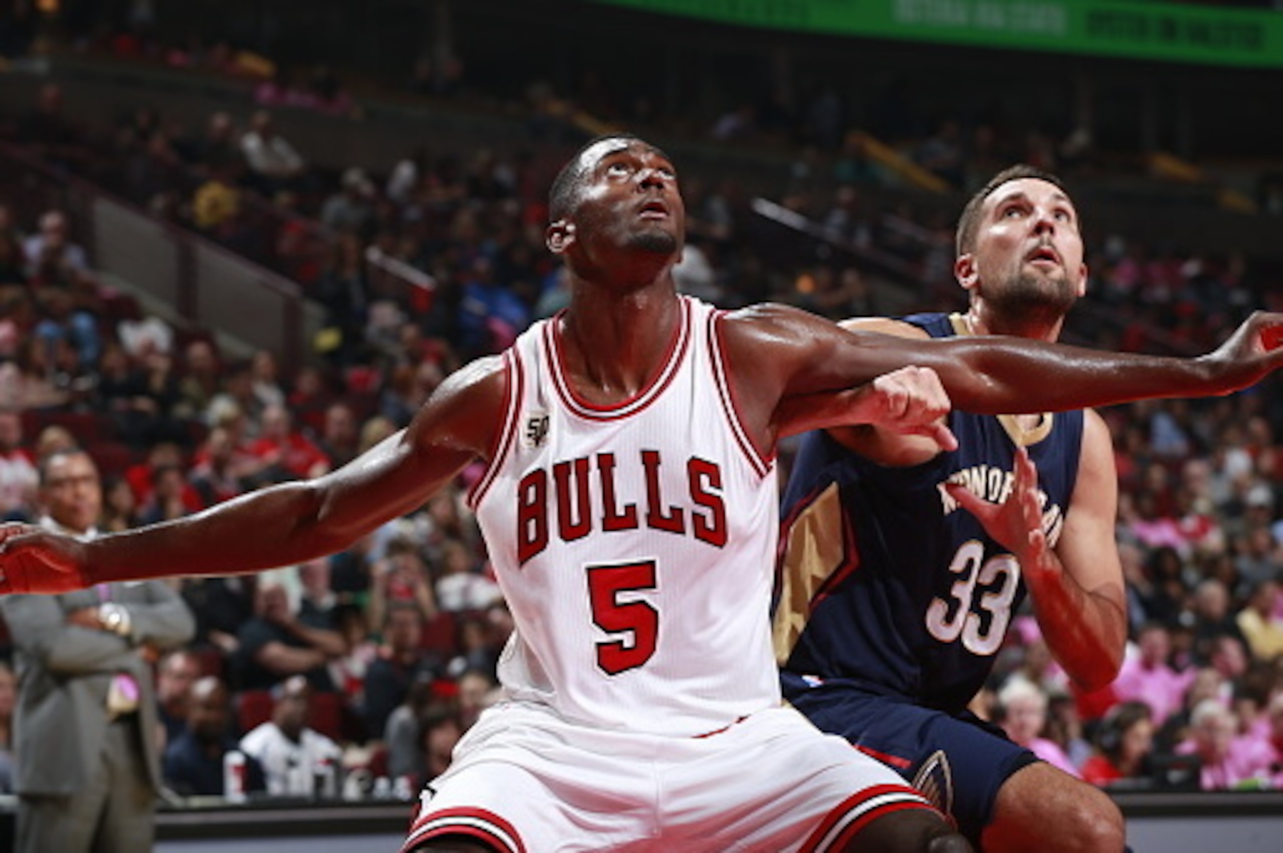 CHICAGO, IL - OCTOBER 12:  Bobby Portis #5 of the Chicago Bulls fights for position against Ryan Anderson #33 of the New Orleans Pelicans on October 12, 2015 at the United Center in Chicago, Illinois. NOTE TO USER: User expressly acknowledges and agrees t