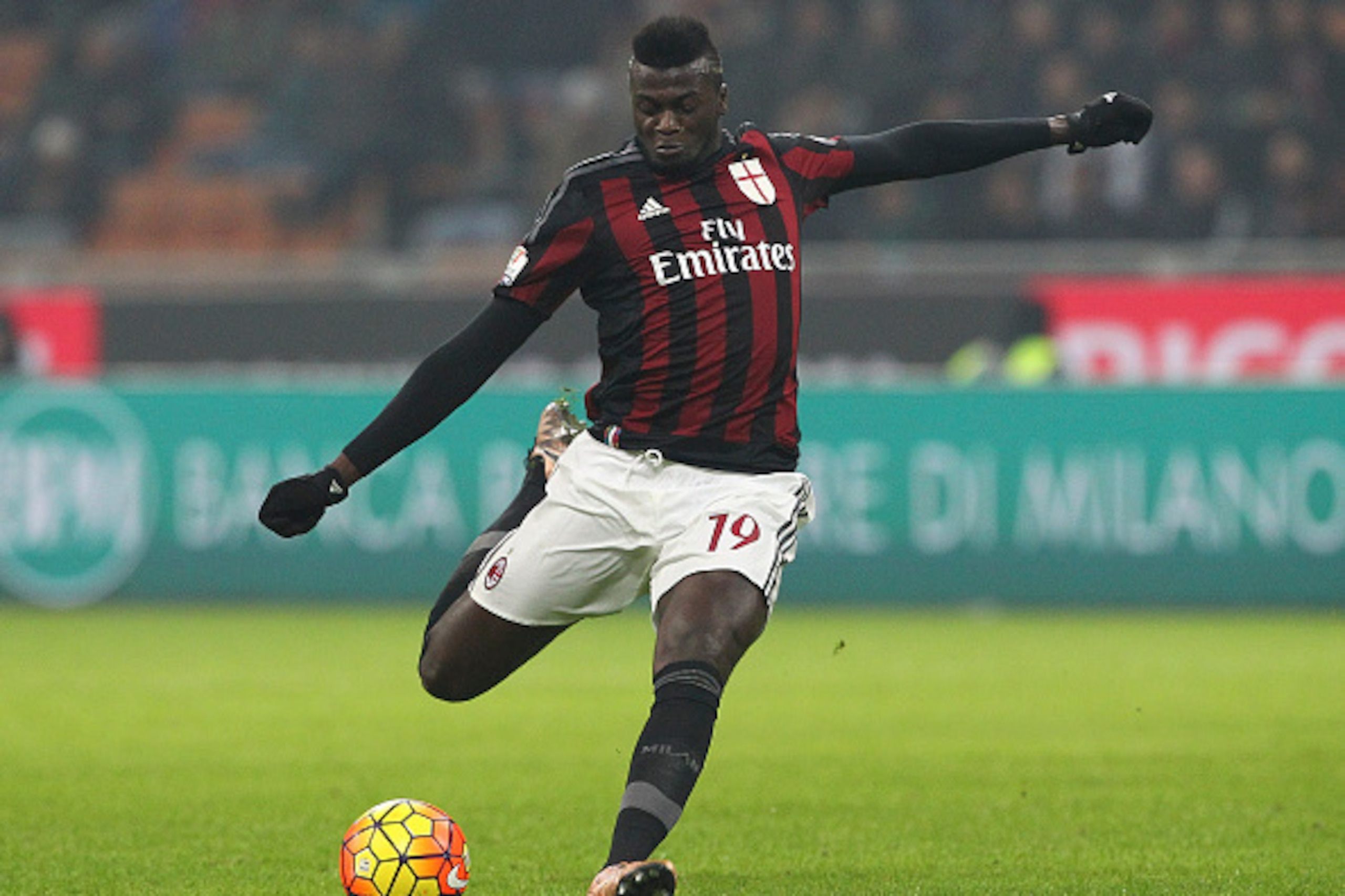 MILAN, ITALY - DECEMBER 01: Mbaye Niang of AC Milan in action during the TIM Cup match between AC Milan and FC Crotone at Stadio Giuseppe Meazza on December 1, 2015 in Milan, Italy. (Photo by Marco Luzzani/Getty Images) MILAN, ITALY - DECEMBER 01: Mbaye Niang of AC Milan in action during the TIM Cup match between AC Milan and FC Crotone at Stadio Giuseppe Meazza on December 1, 2015 in Milan, Italy. (Photo by Marco Luzzani/Getty Images)