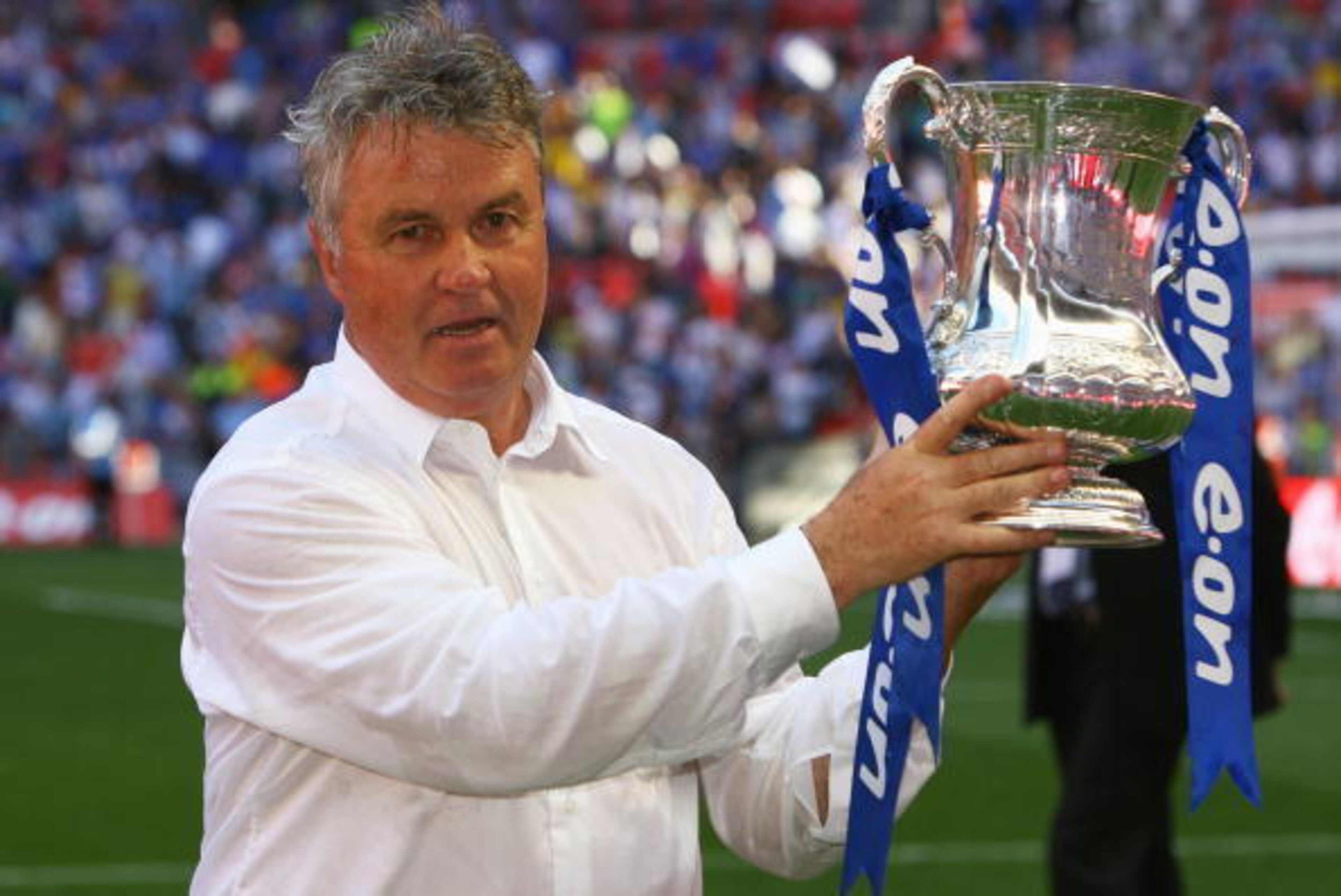 LONDON, ENGLAND - MAY 30:  Chelsea Manager Guus Hiddink lifts the trophy after the FA Cup sponsored by E.ON Final match between Chelsea and Everton at Wembley Stadium on May 30, 2009 in London, England.  (Photo by Alex Livesey/Getty Images)