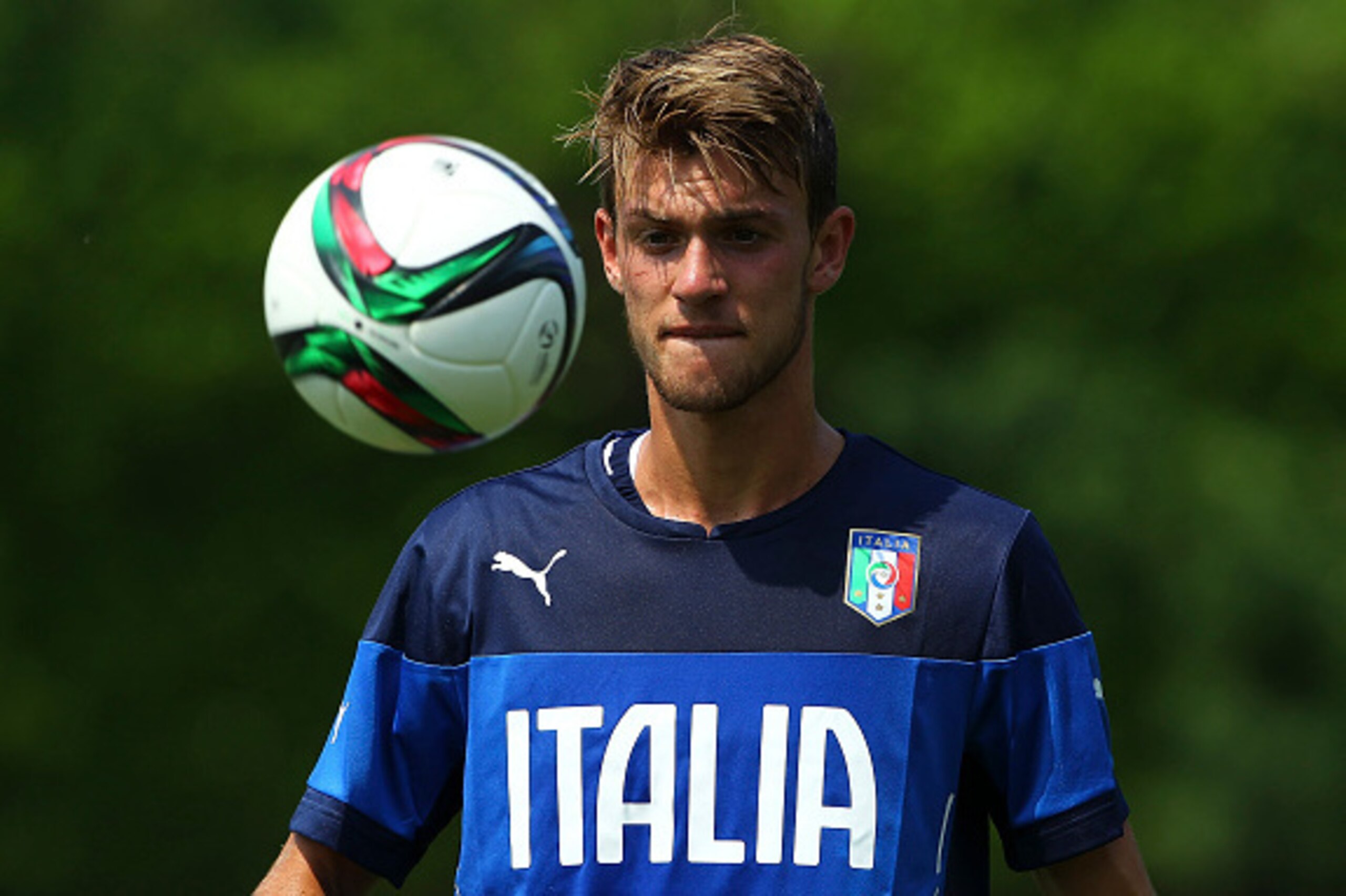 COMO, ITALY - JUNE 04:  Daniele Rugani of Italy U21 controls the ball during Italy U21 training session at the club's training ground on June 4, 2015 in Appiano Gentile Como, Italy.  (Photo by Marco Luzzani/Getty Images)