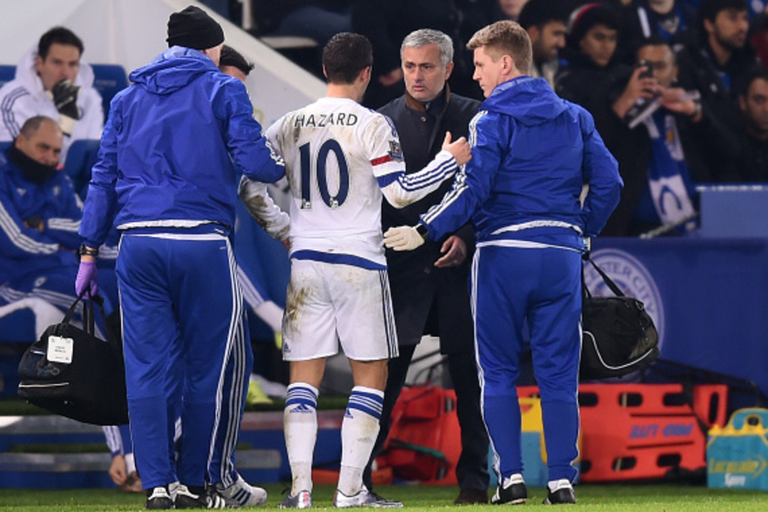 LEICESTER, ENGLAND - DECEMBER 14:  Jose Mourinho the manager of Chelsea speaks with Eden Hazard of Chelsea as he receives medical treatment during the Barclays Premier League match between Leicester City and Chelsea at the King Power Stadium on December14