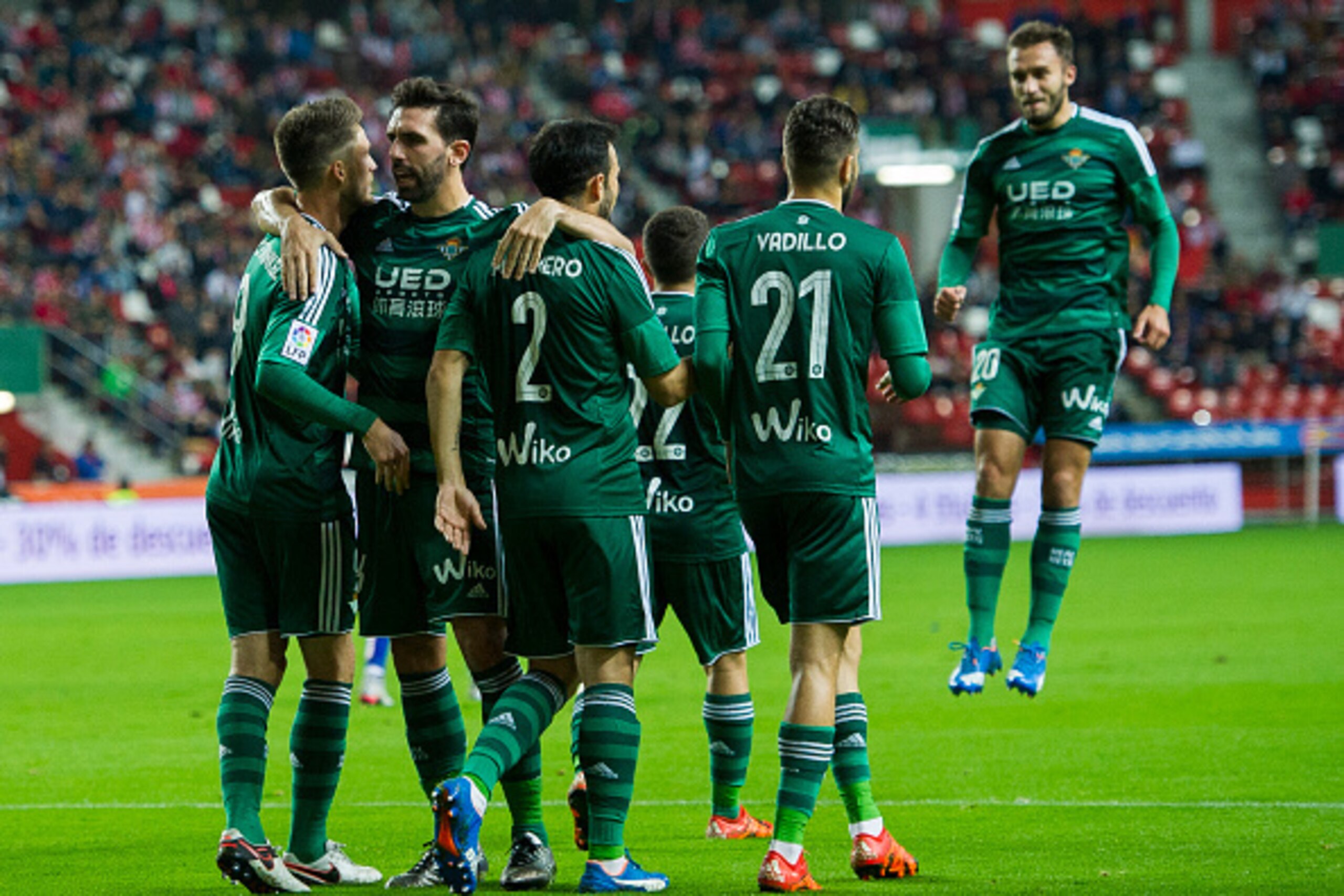 GIJON, SPAIN - DECEMBER 15:Ricky van Wolfswinkel (L) of Real Betis Balompie celebrates after scoring during the Copa del Rey Round of 32 match between Real Sporting de Gijon and Real Betis Balompie at Estadio El Molinon on December 15, 2015 in Gijon, Spai